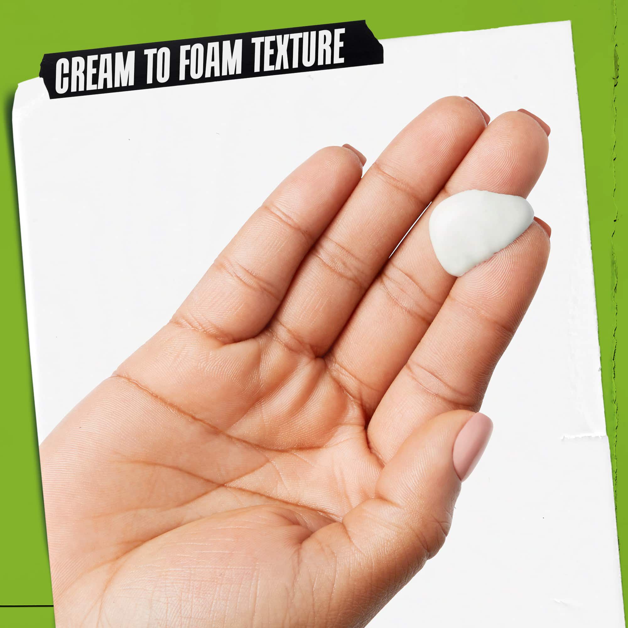 Una mano con Rare Earth Deep Pore Daily Cleanser. El texto destaca: "Textura de crema a espuma".