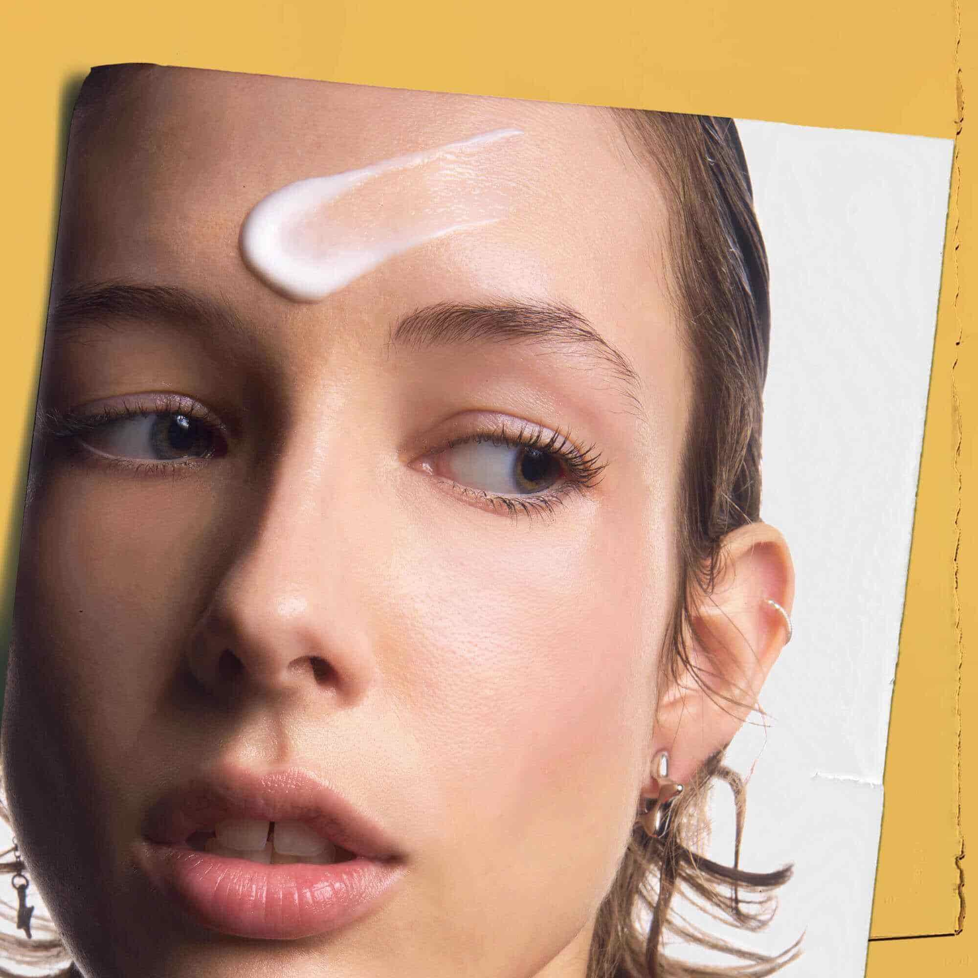 Powerful-Strength Line-Reducing Concentrate aplicado en la frente de una persona, demostrando su uso.