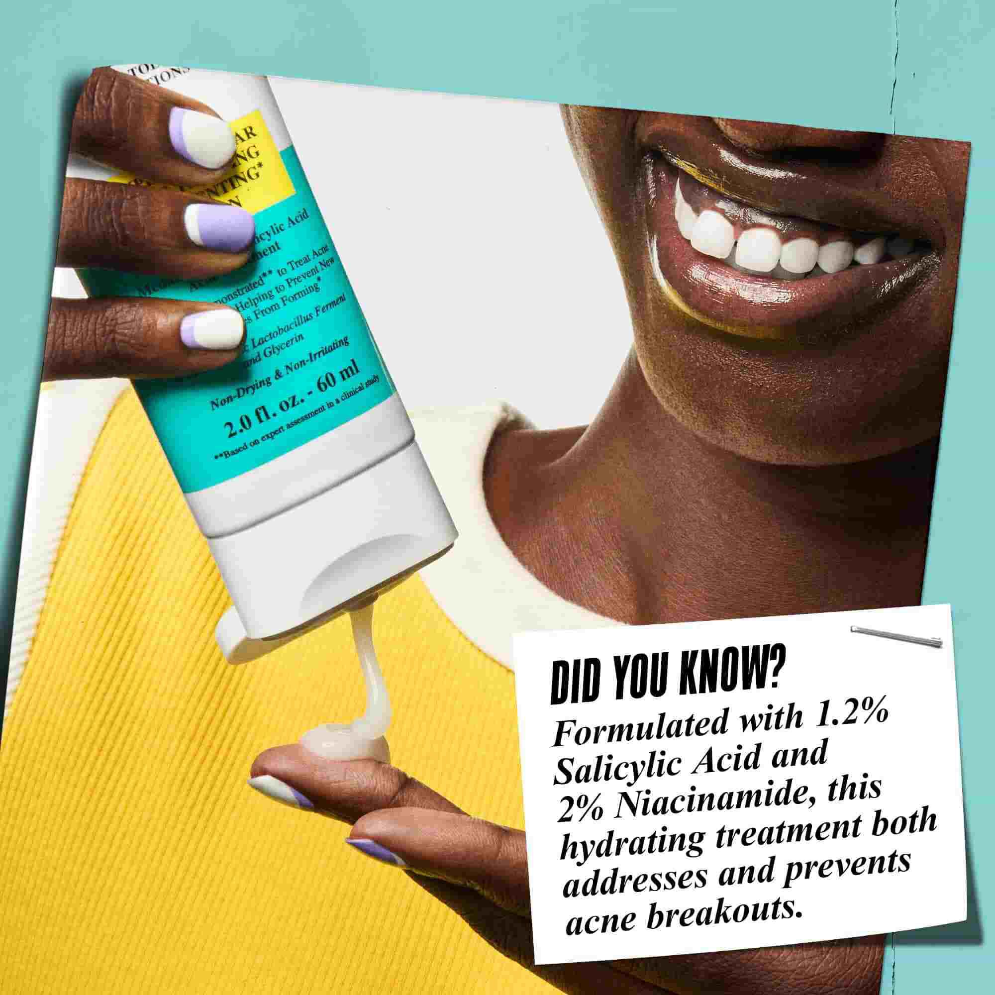 Una mano sosteniendo Expertly Clear Blemish-Treating & Preventing Lotion con el texto: "¿Sabias que...? Formulado con 1,2% de acido salicilico y 2% de niacinamida, este tratamiento hidratante trata y previene el acne activo."