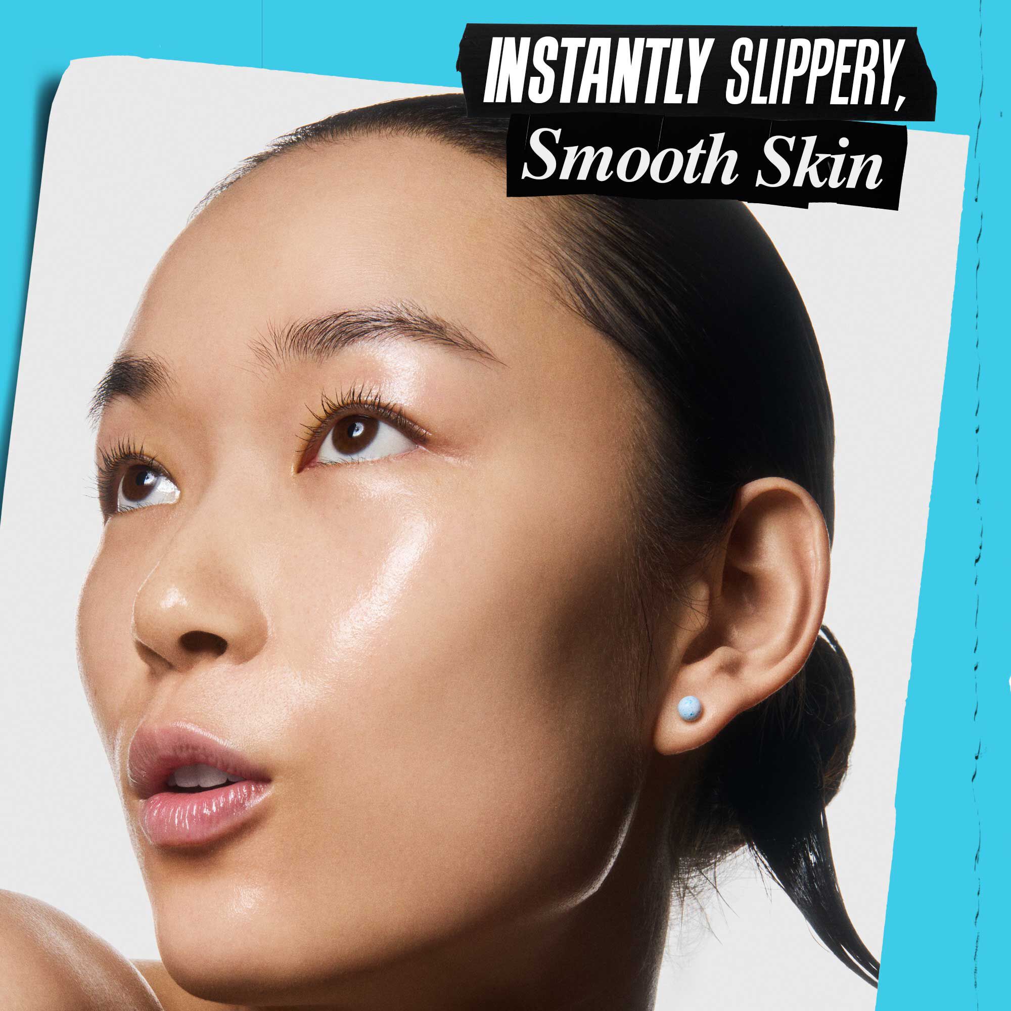 Una persona aplicando Kiehl's Clearly Corrective Triple Acid Peel en su piel.