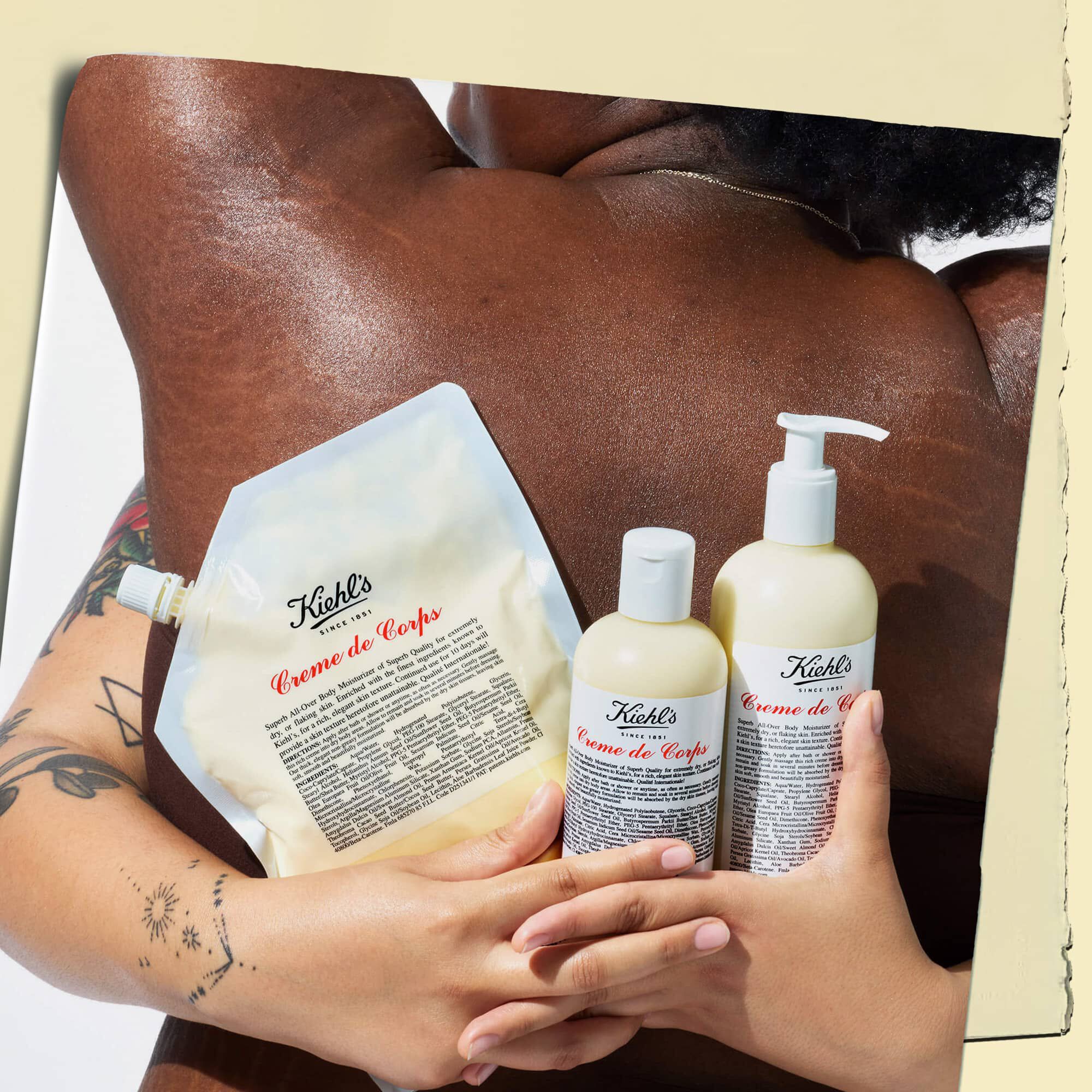 Dos modelos abrazandose y sosteniendo tres frascos de Creme de Corps de varios tamanos