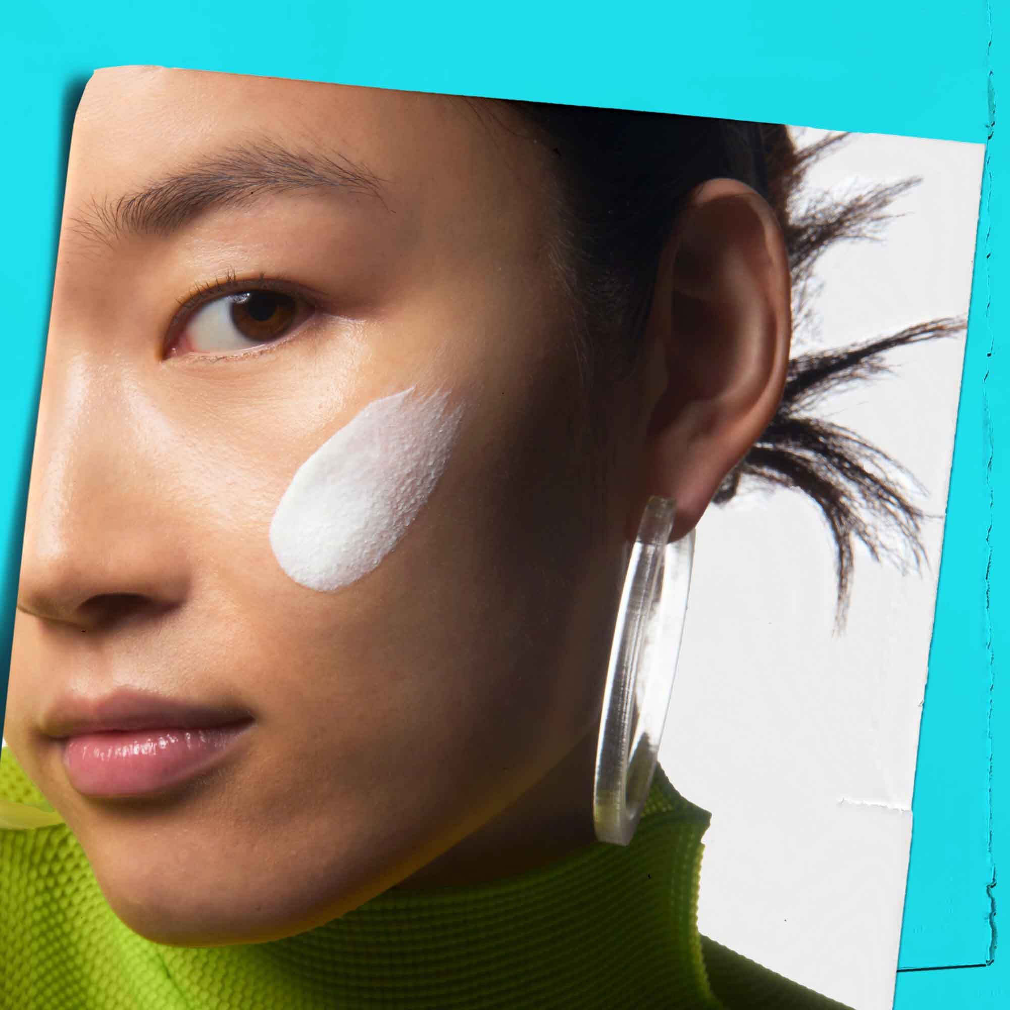 Ultra Light Daily UV Defense Aqua Gel aplicandose sobre la piel.