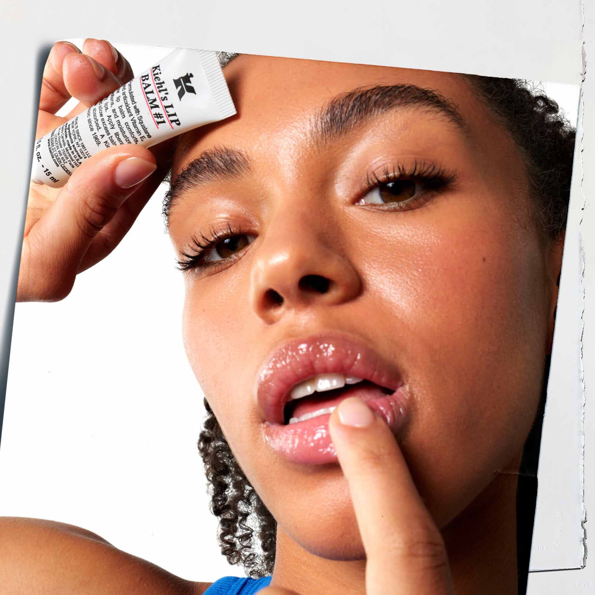 Lip Balm #1 aplicandose en los labios, mostrando su uso en la piel.