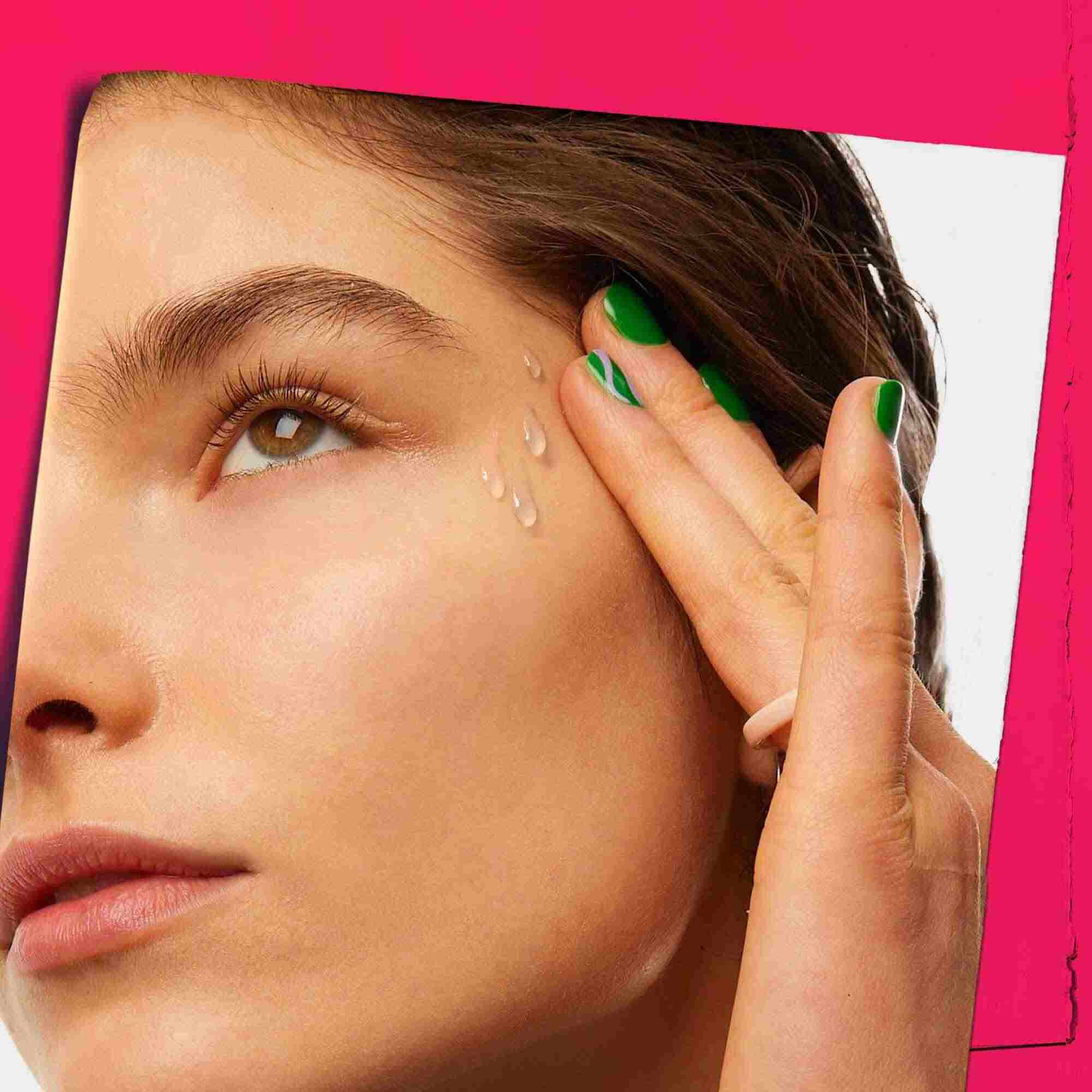 Ultra Pure 9.8% Glycolic Acid Serum aplicandose sobre la piel.