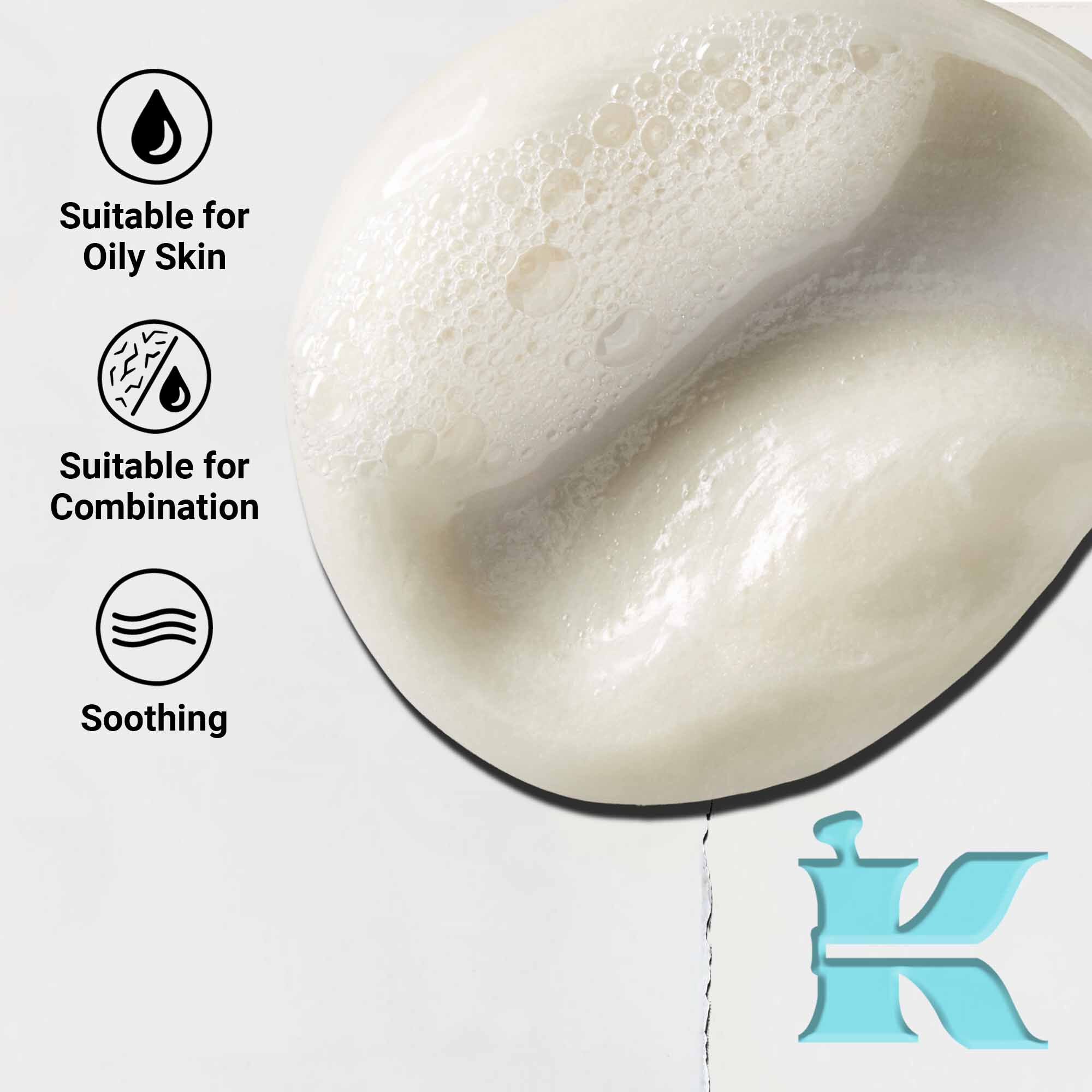 Primer plano de la textura de Ultra Facial Oil-Free Cleanser que muestra una formula ligera y cremosa. El texto destaca los beneficios calmantes y su idoneidad para pieles grasas y mixtas.