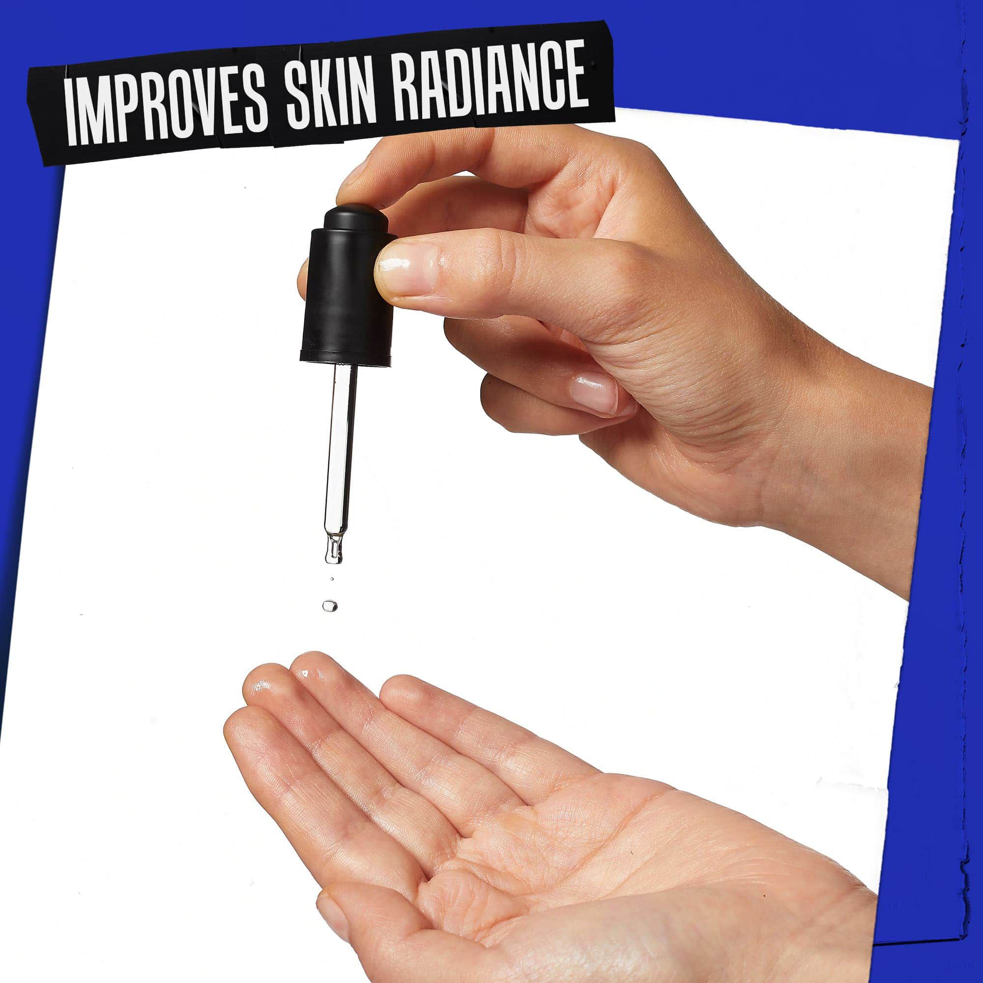 Una mano sobre la que se vierte Midnight Recovery Concentrate con la etiqueta "Mejora la luminosidad de la piel".