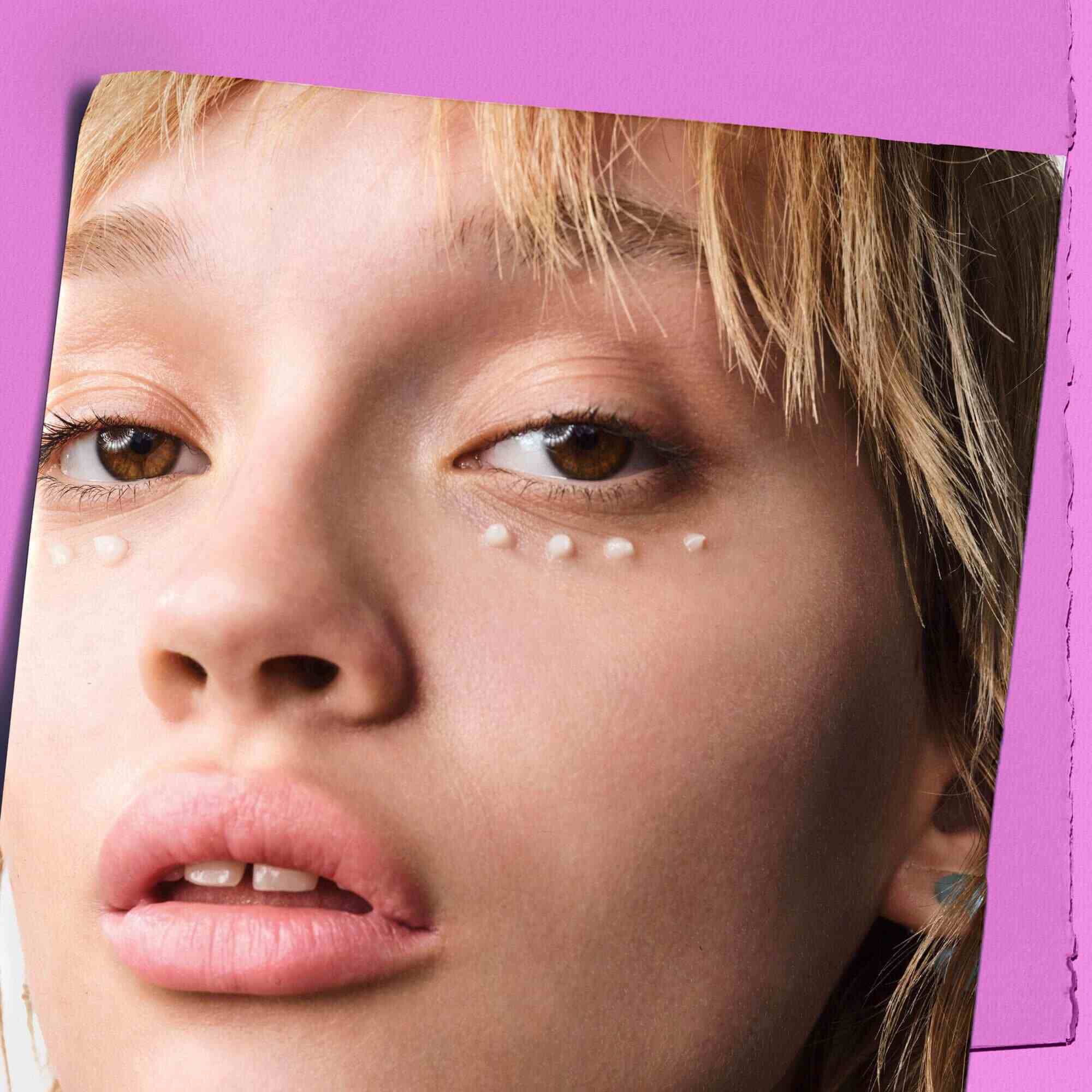 Modelo con puntos de Kiehl's Super Multi-Corrective Eye Zone Treatment bajo los ojos