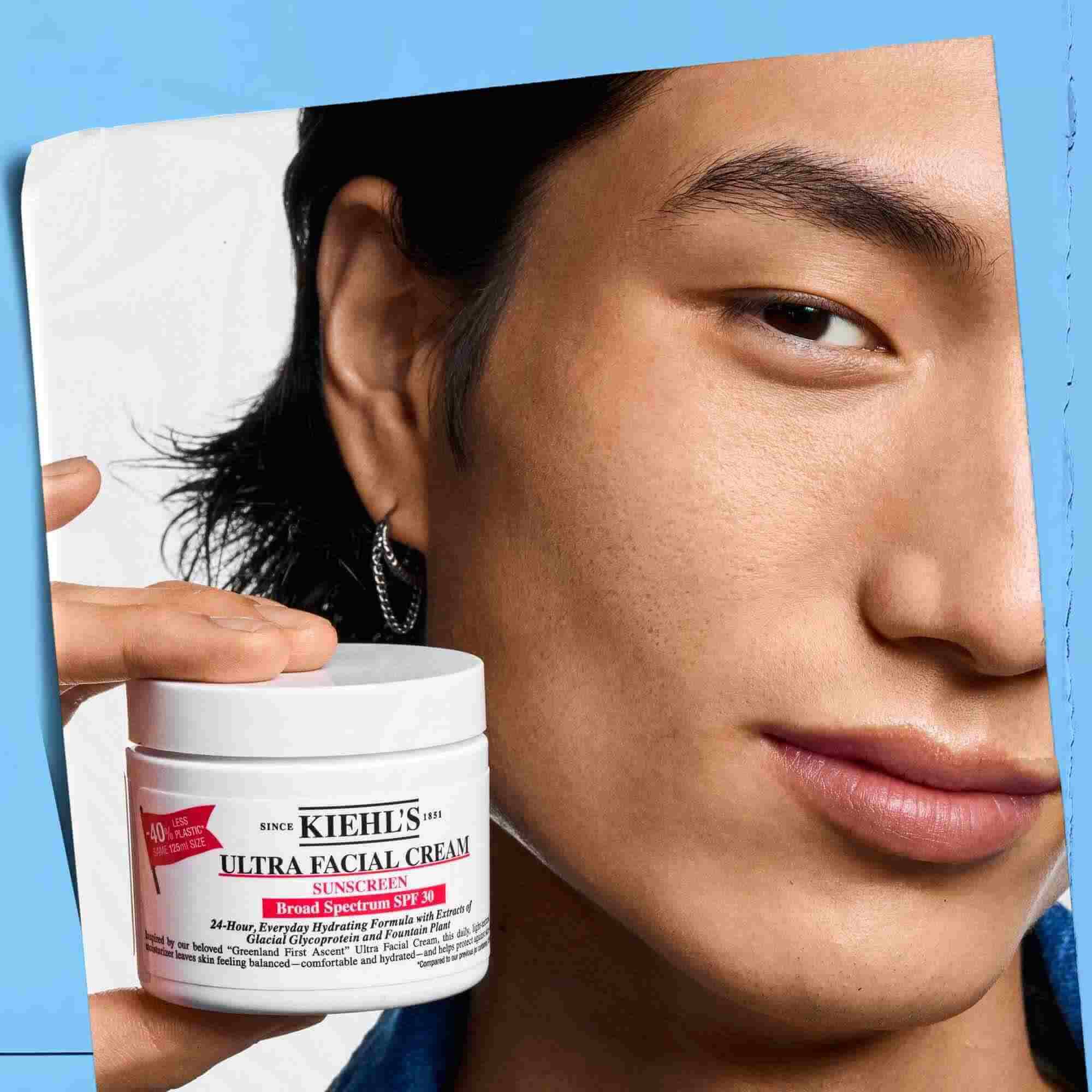 Ultra Facial Cream SPF 30 sostenido en la mano, mostrando su portabilidad y facilidad de uso.