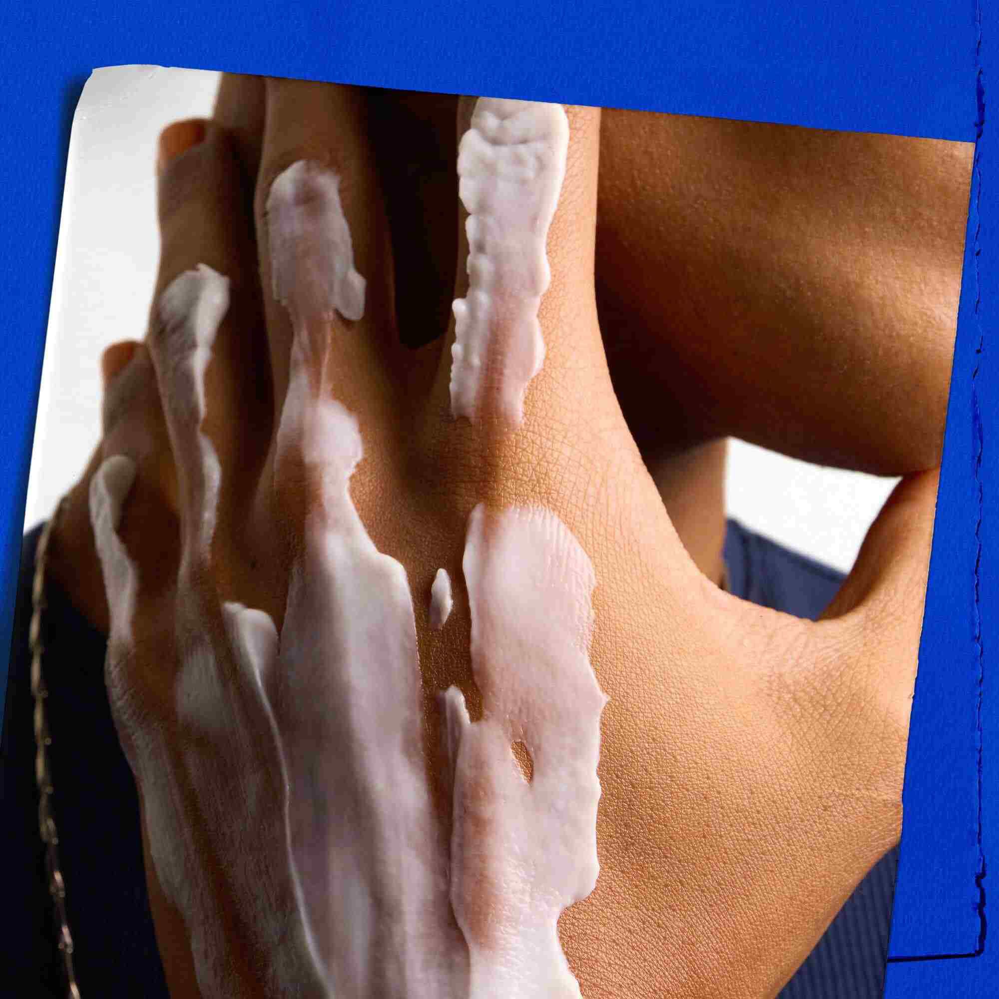 Muestra de la textura en la mano de una modelo con Kiehl's Ultimate Strength Hand Salve