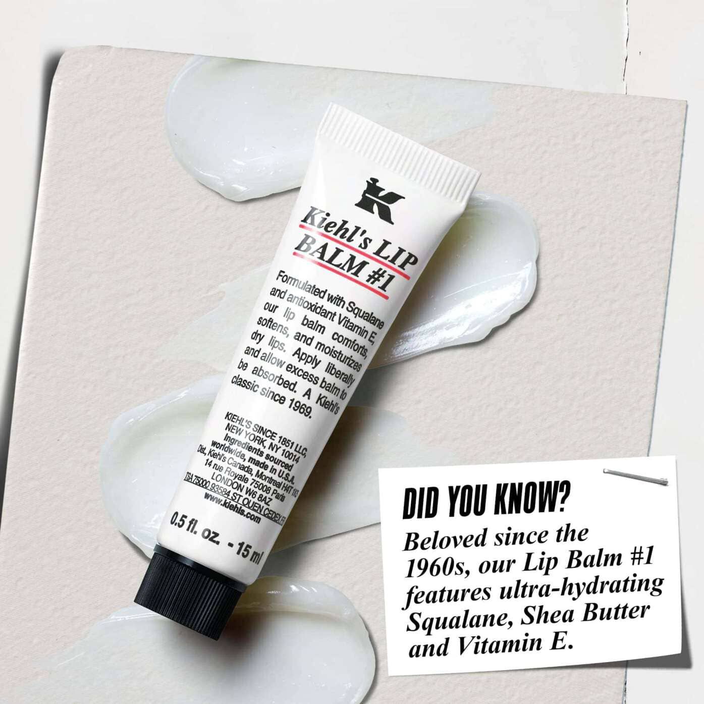 Un tubo de Lip Balm #1 sobre una superficie blanca con el texto: "¿Sabias que? Formulado con escualano, manteca de karite y vitamina E para unos labios hidratados y mas suaves".