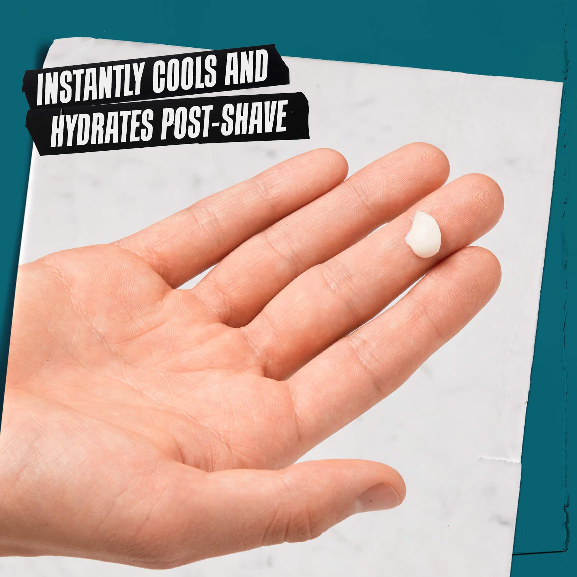 Mano con una pequena cantidad de Close Shavers Squadron Smooth Glider Precision Shave Lotion. El texto dice "Refresca y calma instantaneamente despues del afeitado."