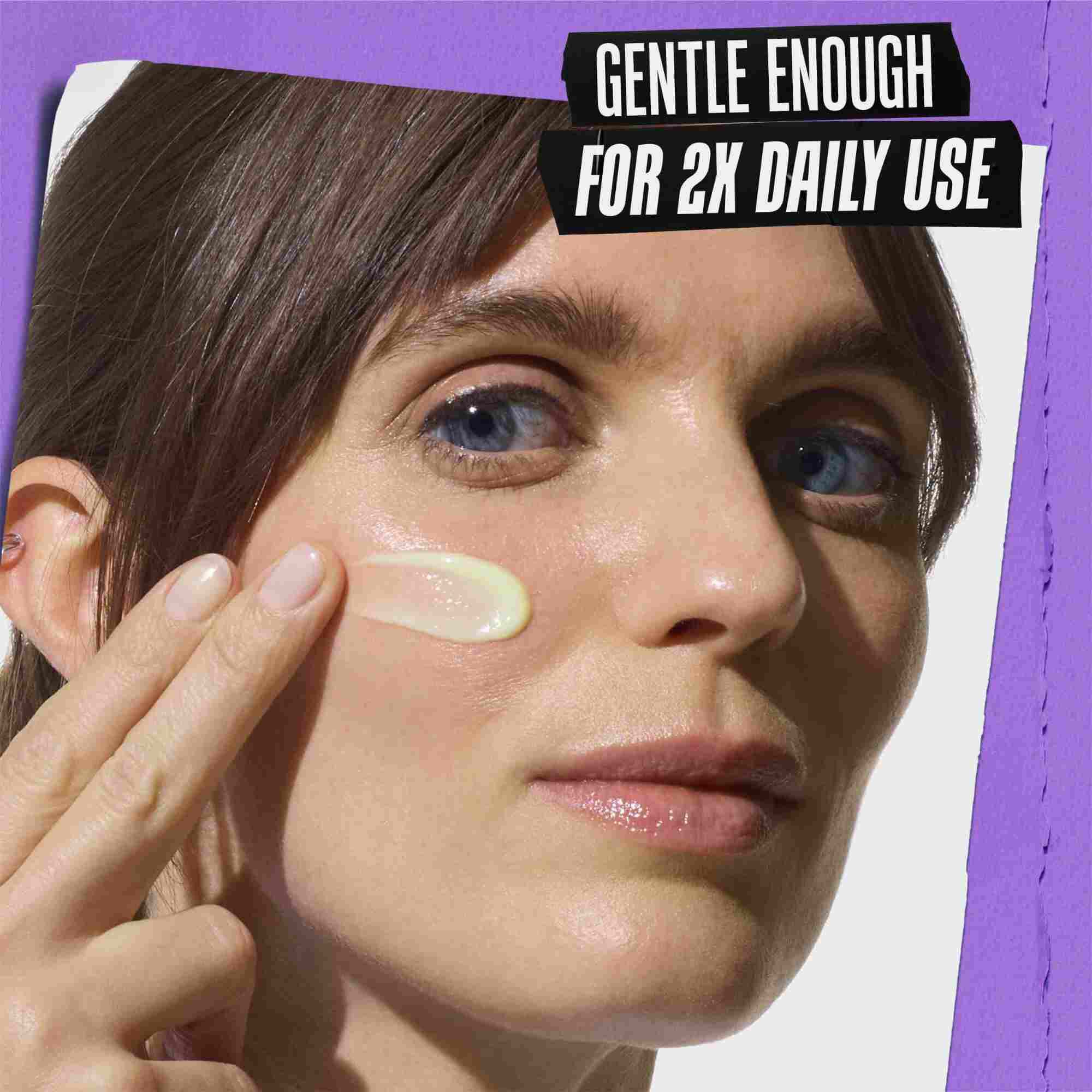 Modelo con una muestra de Kiehl's Retinol Skin Renewing Daily Microdose en la cara