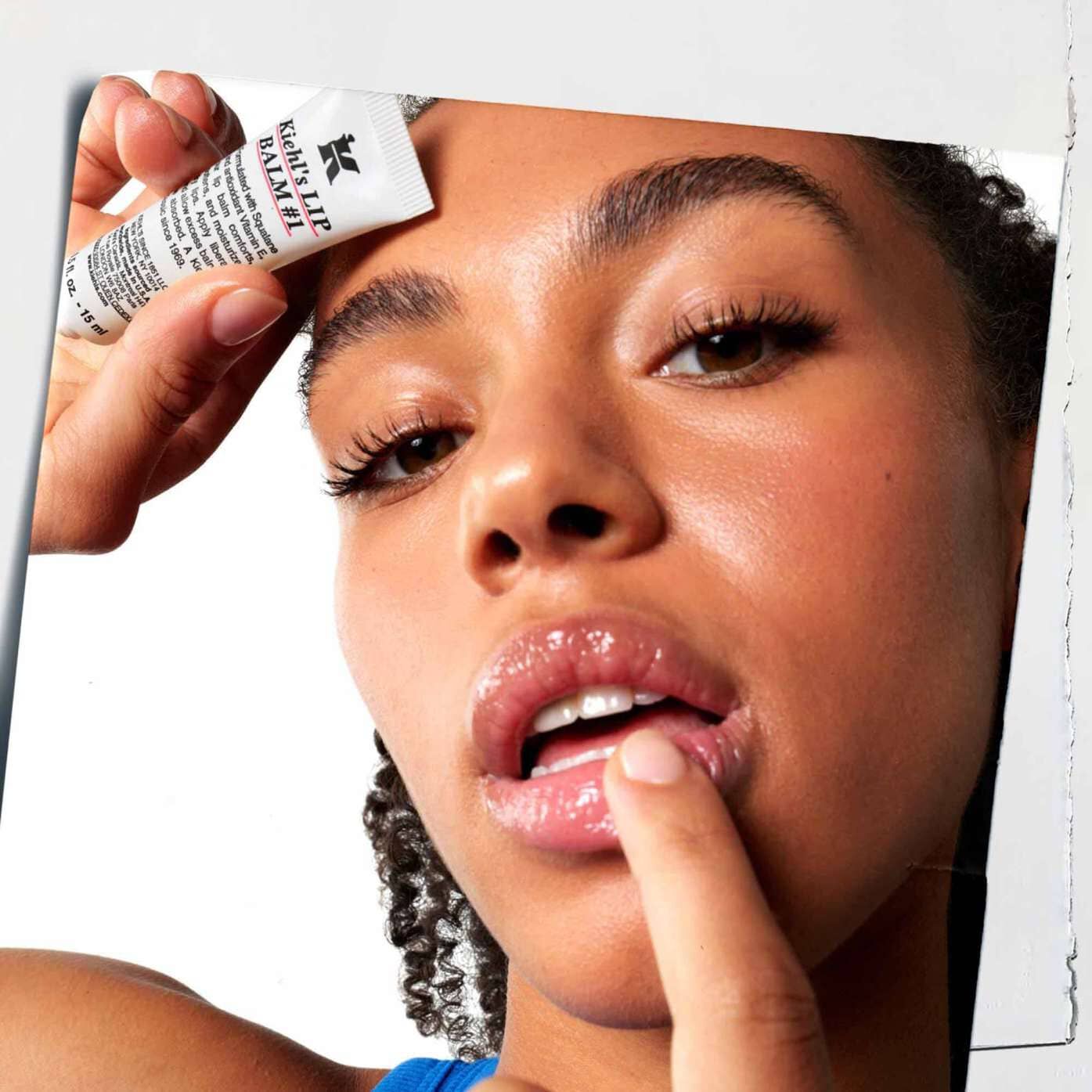 Lip Balm #1 aplicandose en los labios, mostrando su uso en la piel.