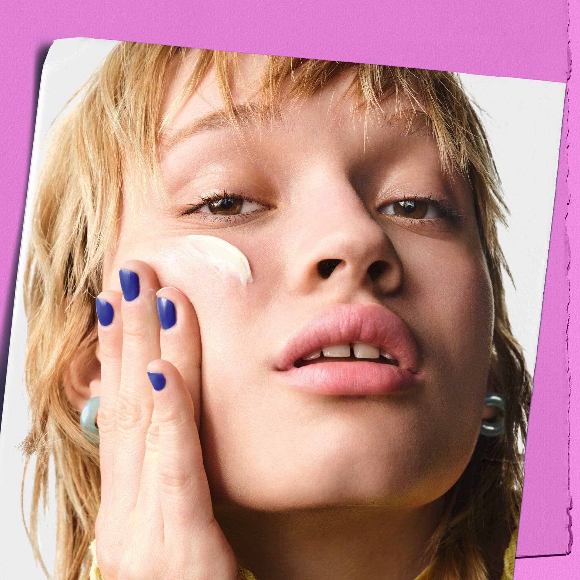 Modelo aplicandose Kiehl's Super Multi-Corrective Cream en la mejilla