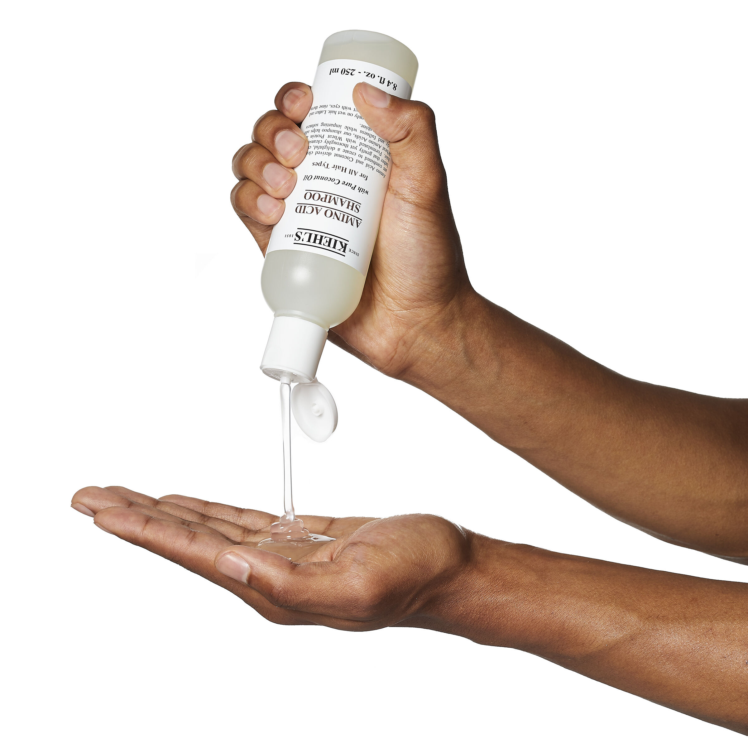 Modelo con burbujas en la cabeza del champu Amino Acid Shampoo de Kiehl's
