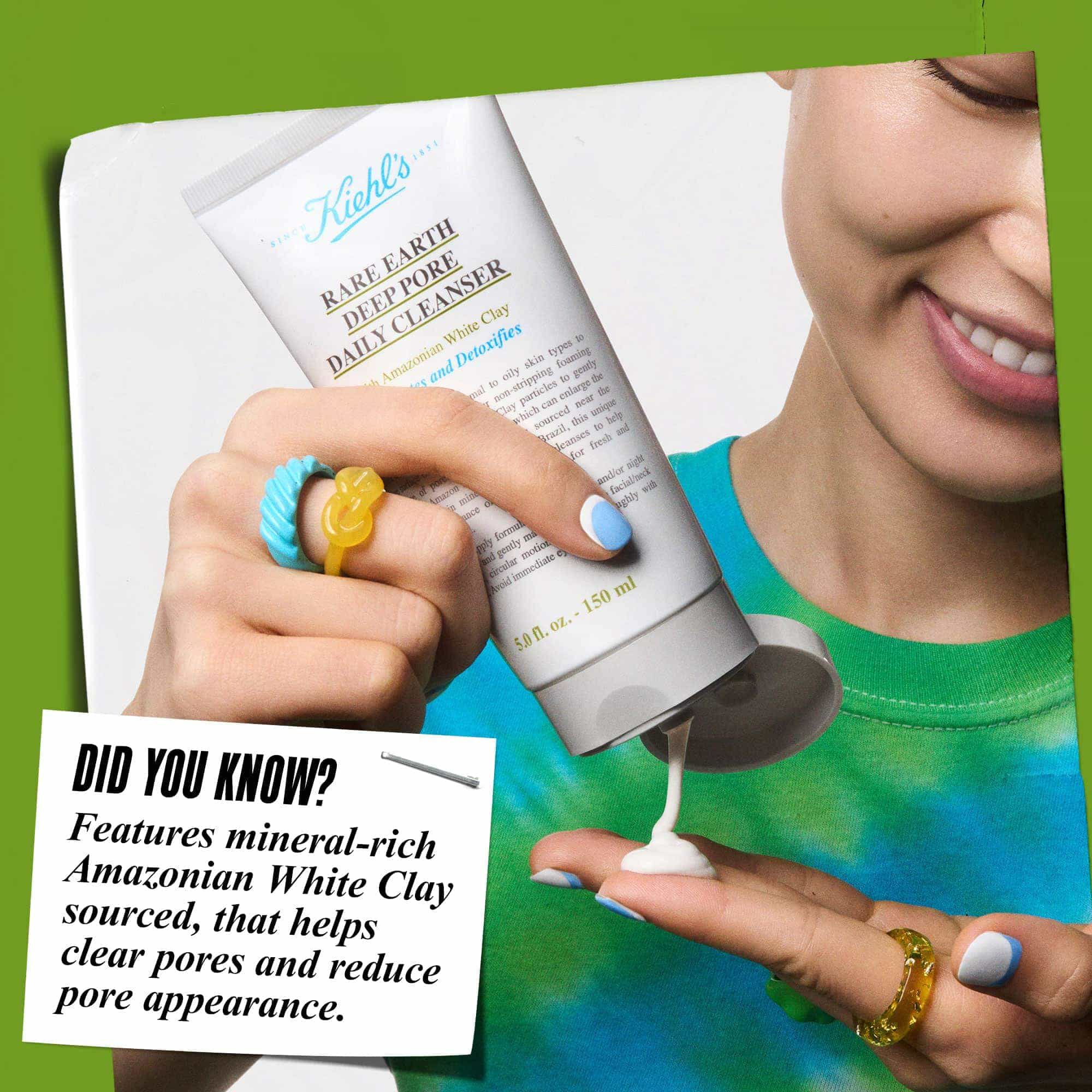 Mano aplicando Rare Earth Deep Pore Daily Cleanser en las yemas de los dedos. El texto dice: "¿Sabias que...? Formulado con arcilla blanca del Amazonas que ayuda a limpiar los poros y reducir su apariencia."