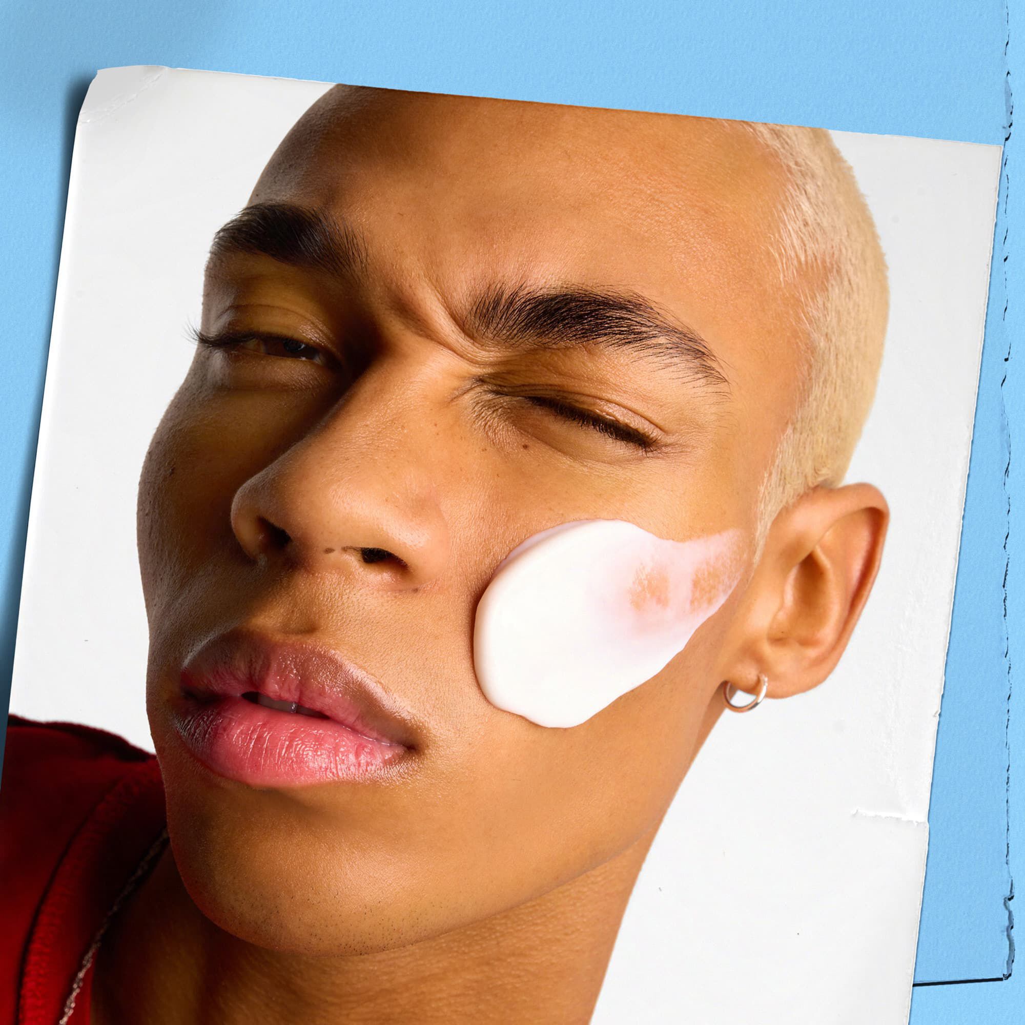 Modelo aplicandose Kiehl's Ultra Facial Cream en la cara