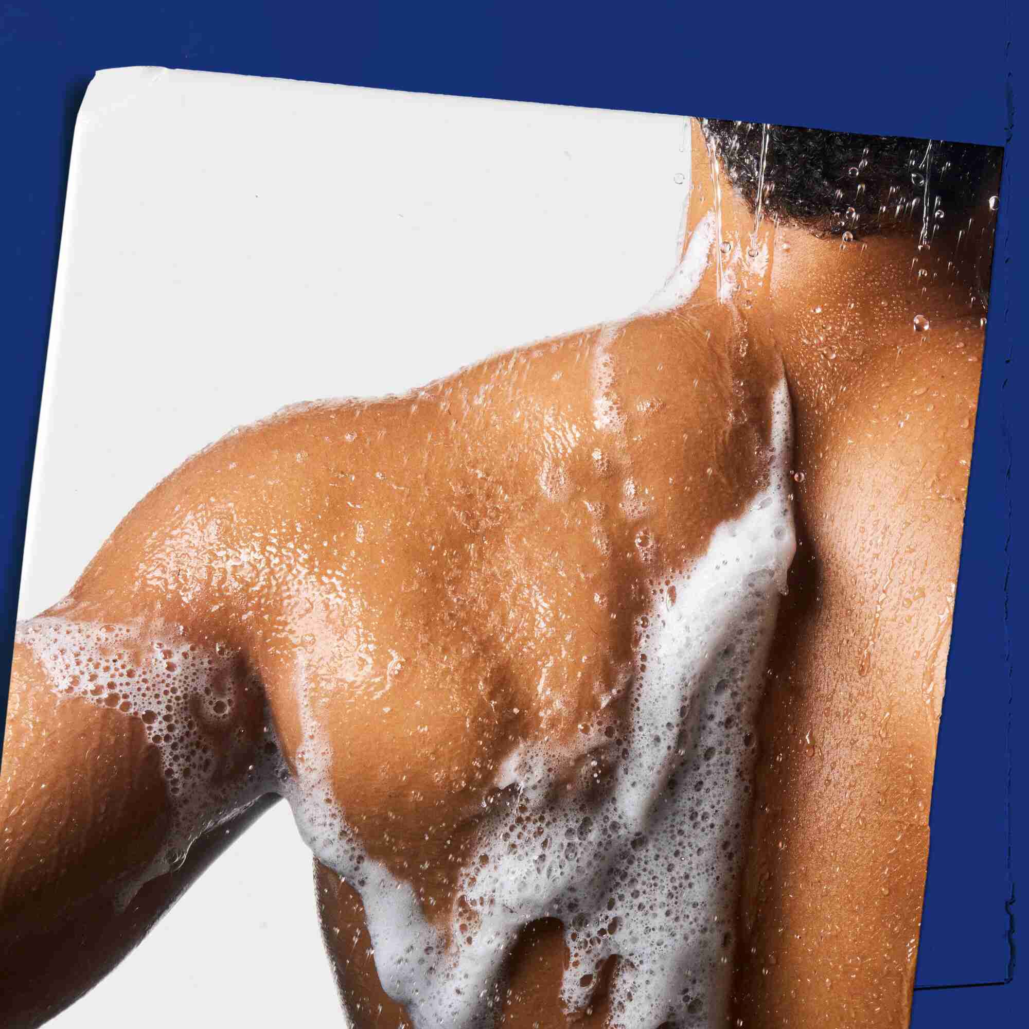 Body Fuel All-In-One Energizing Wash con espuma sobre la piel, demostrando su uso.