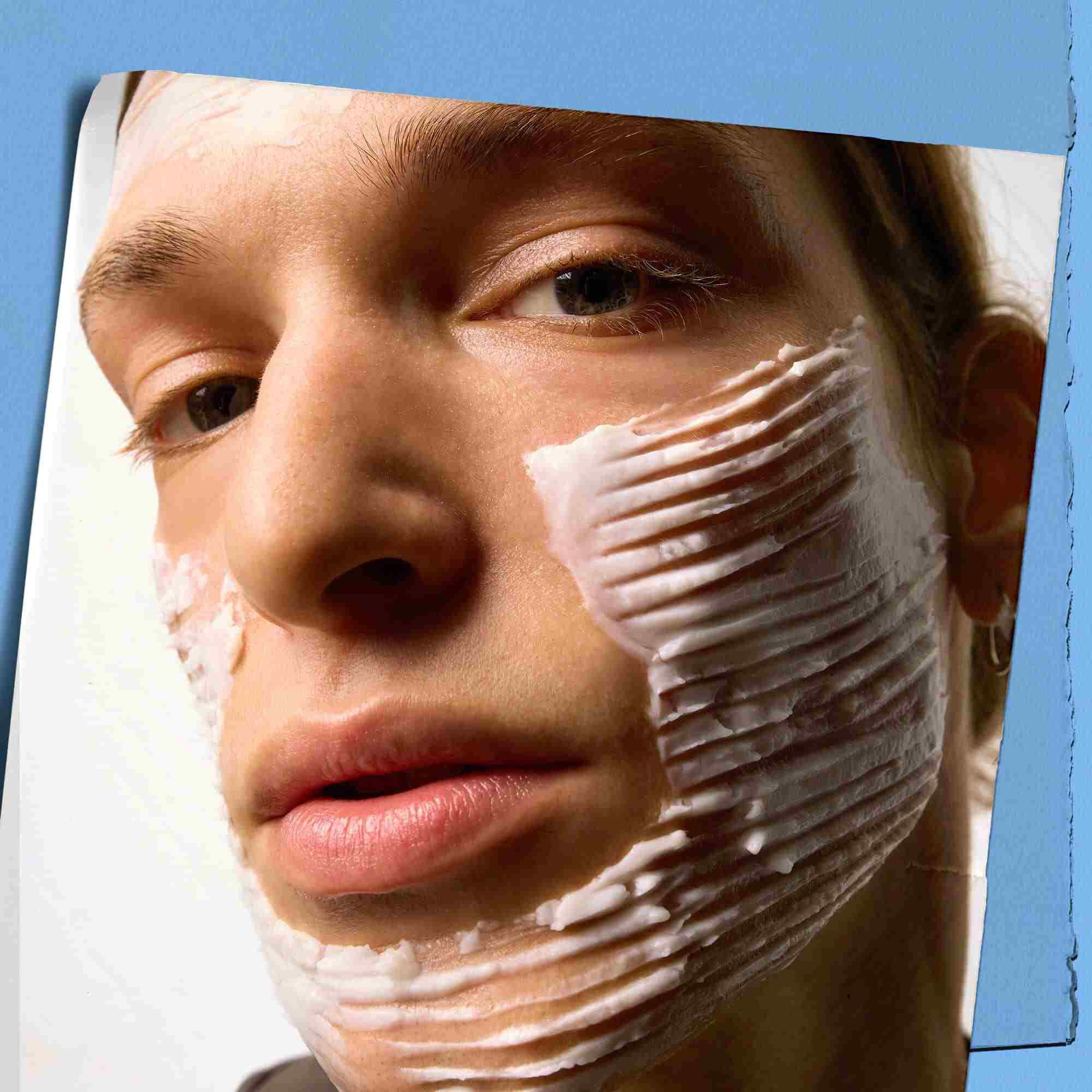 Modelo con una muestra de la textura de Kiehl's Ultra Facial Barrier Cream en la cara