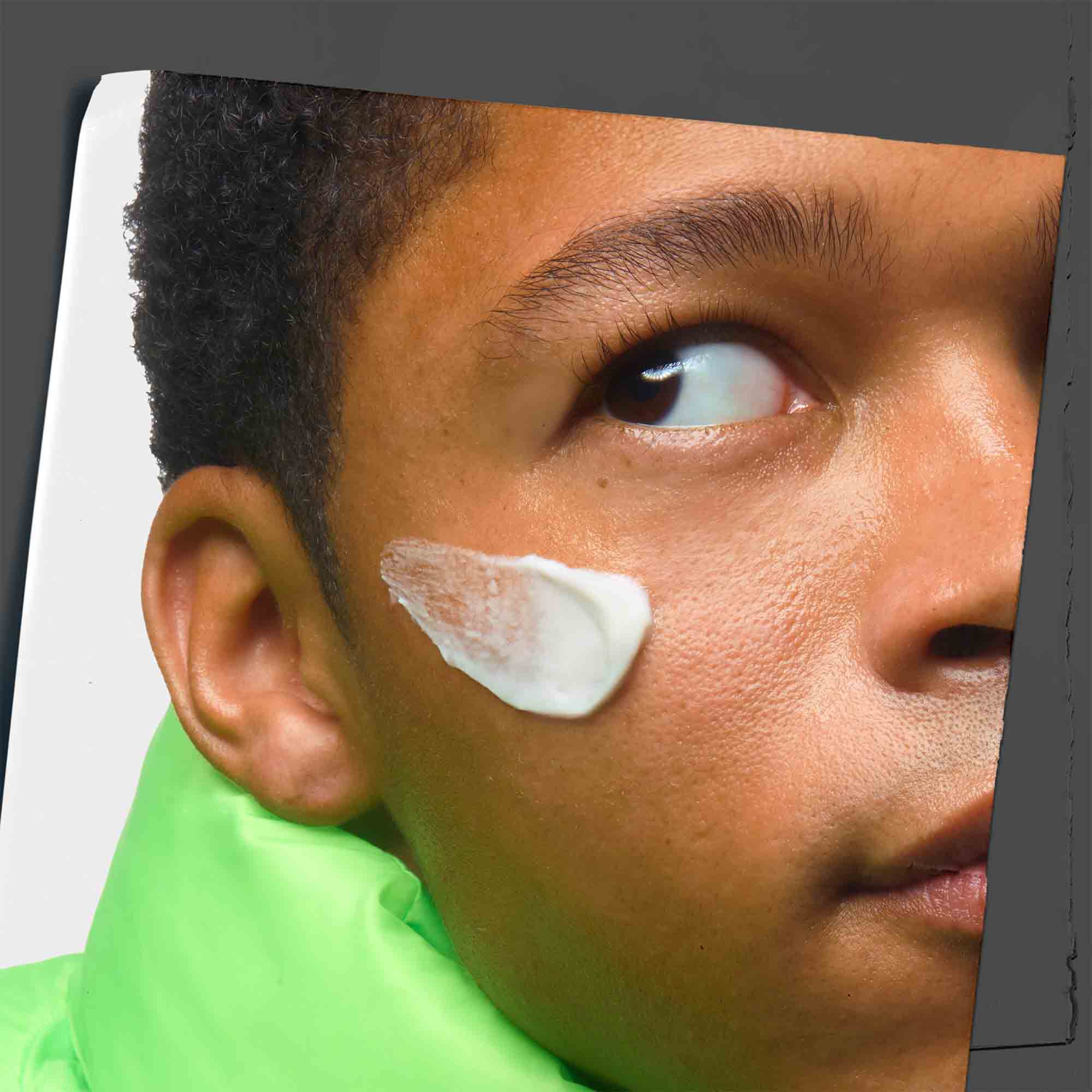 Age Defender Cream Moisturizer aplicado en el rostro de un modelo.