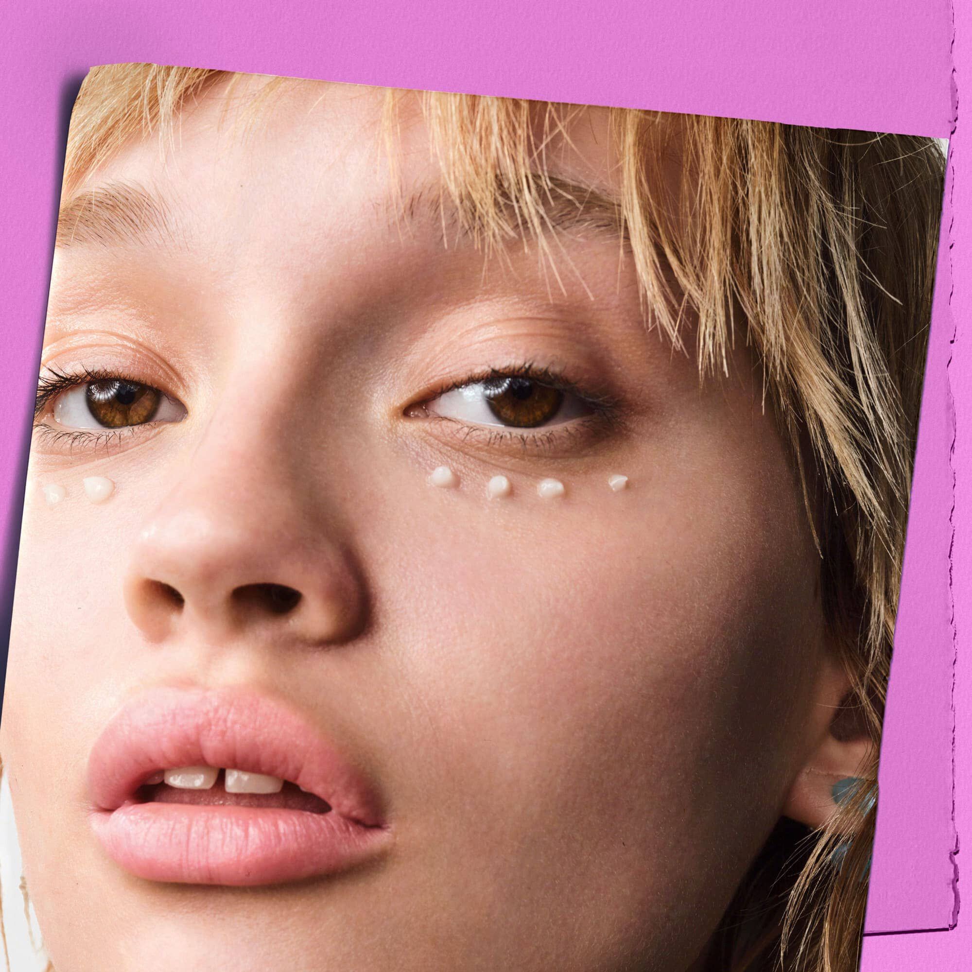 Modelo con puntos de Kiehl's Super Multi-Corrective Eye Zone Treatment bajo los ojos