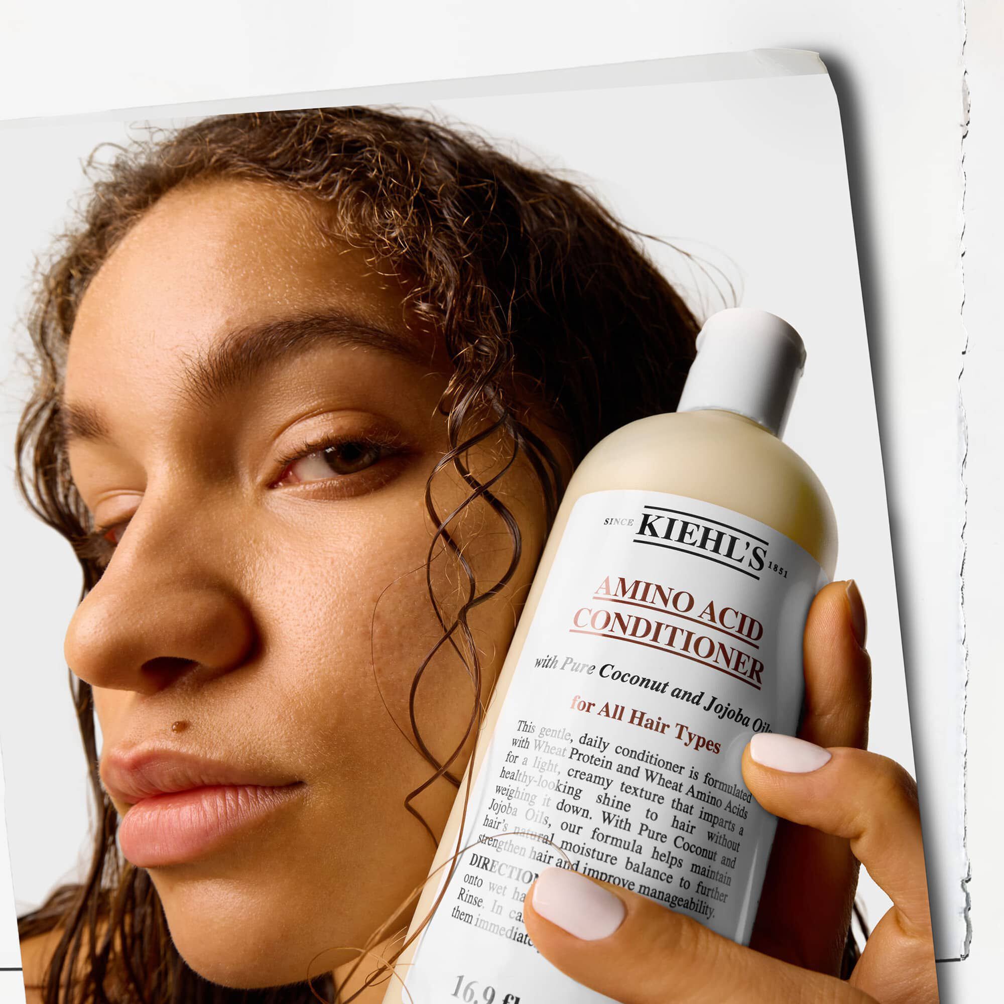 Modelo que contiene el acondicionador de aminoacidos Kiehl's