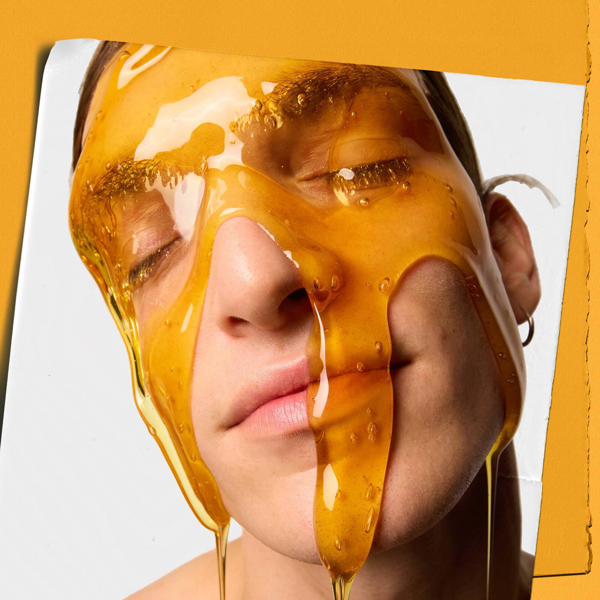 Modelo con Kiehl's Calendula Deep Cleaning Foaming Face Wash goteando por su rostro