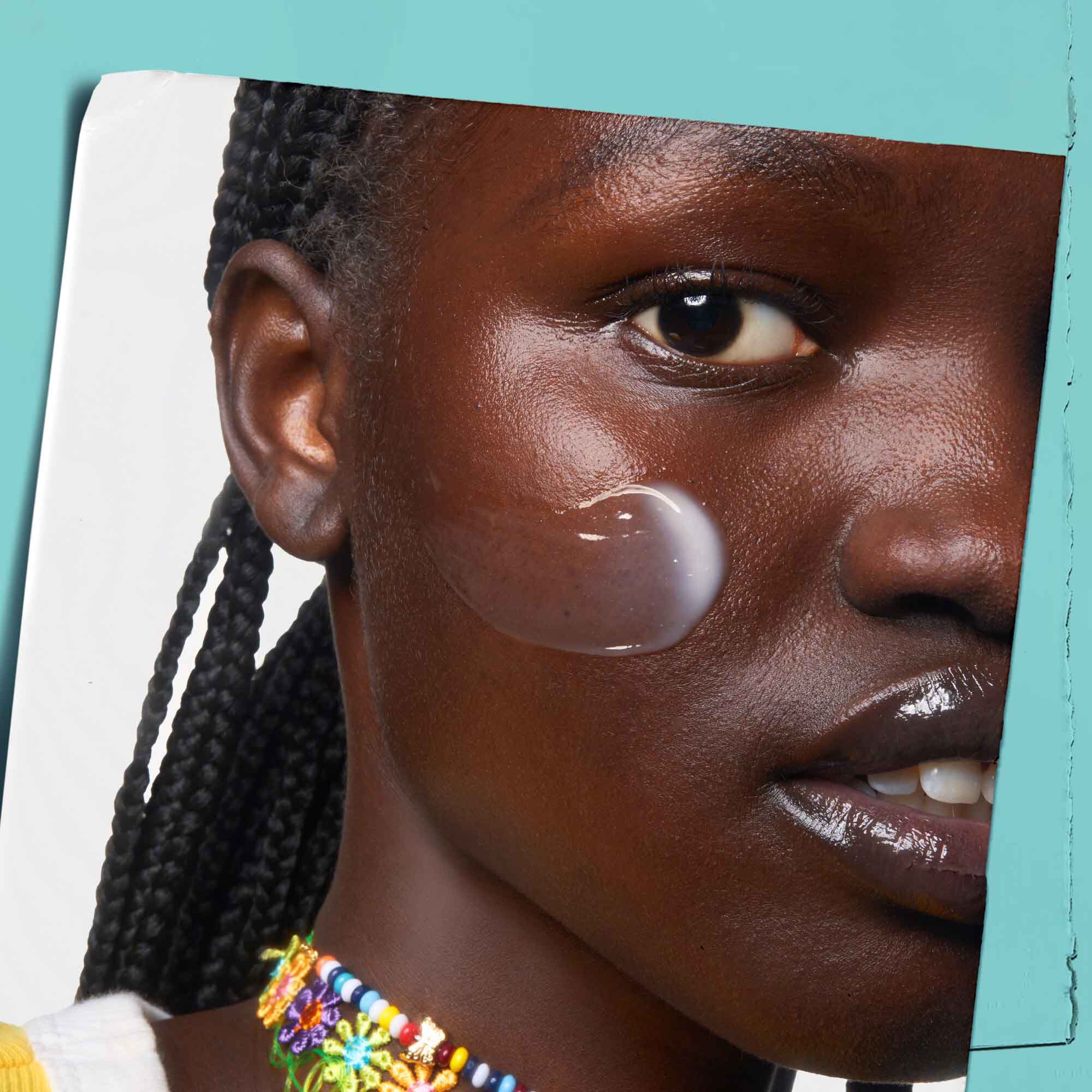 Expertly Clear Blemish-Treating & Preventing Lotion aplicandose sobre la piel.