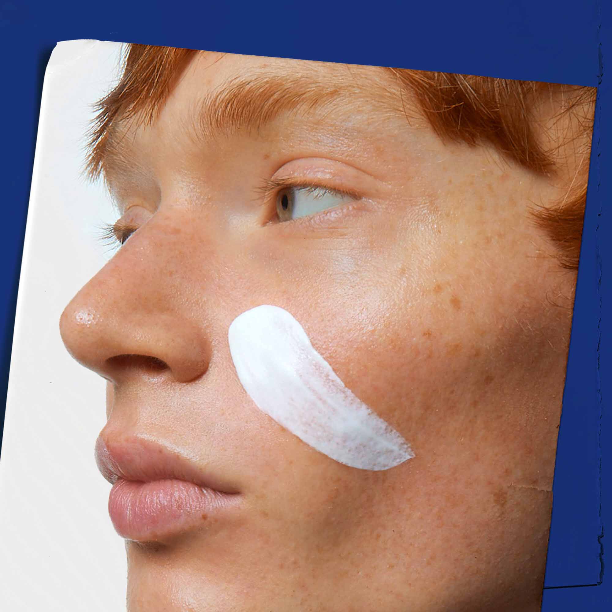 Facial Fuel Moisturizer SPF 19 aplicado en la piel.