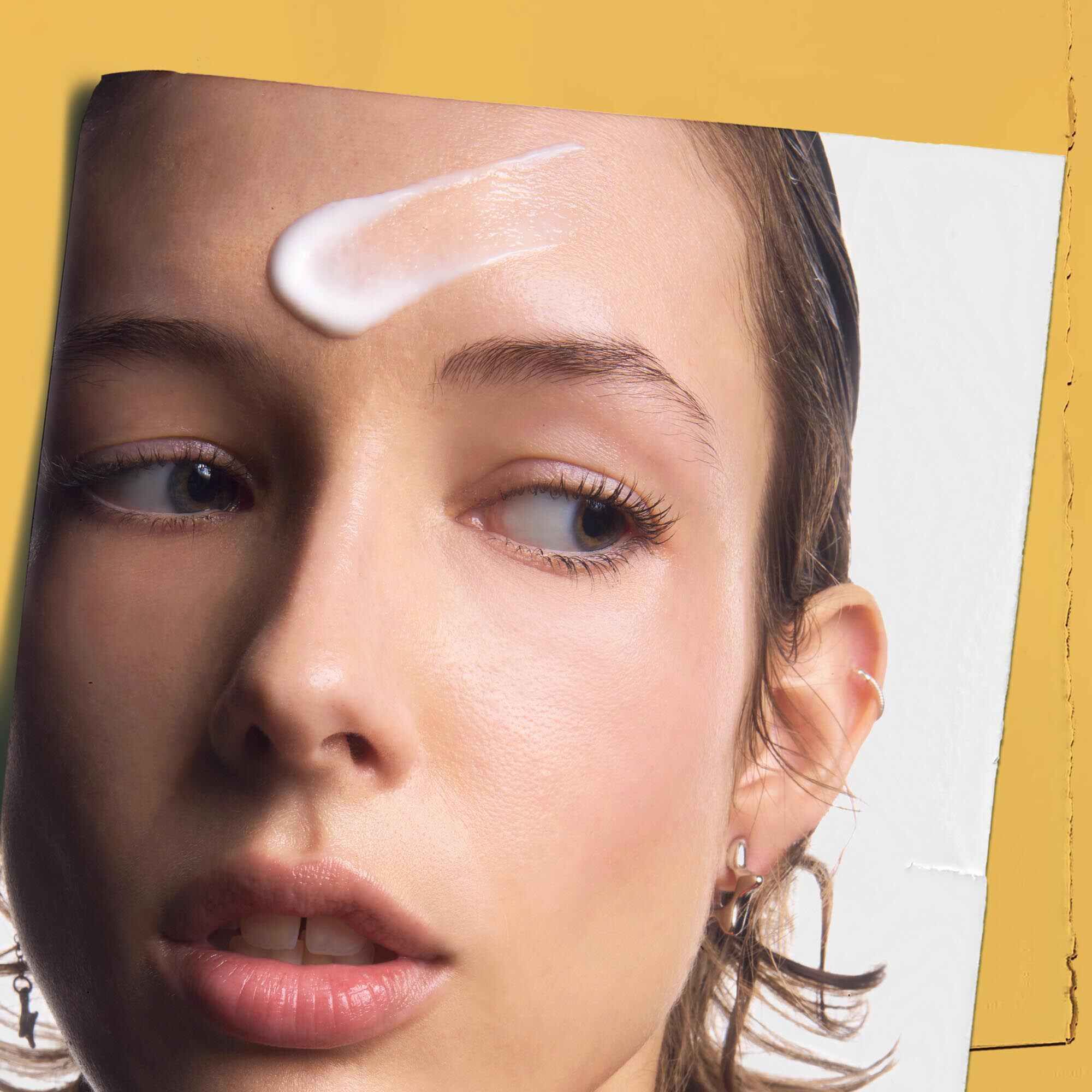 Powerful-Strength Line-Reducing Concentrate aplicado en la frente de una persona, demostrando su uso.