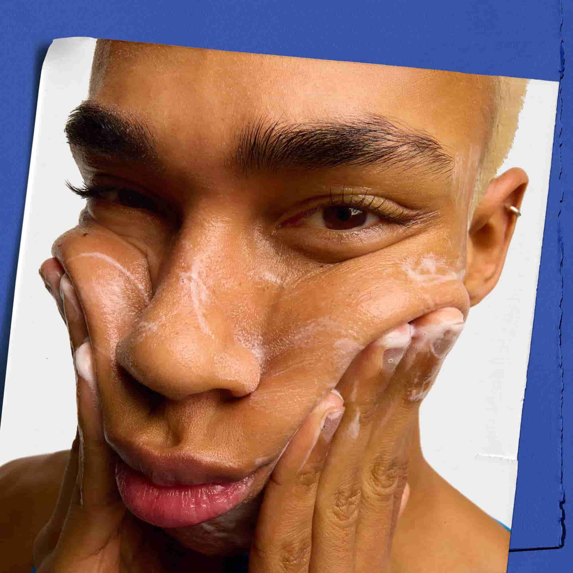 Modelo usando el limpiador facial para hombre Kiehl's Facial Fuel Energizing Face Wash