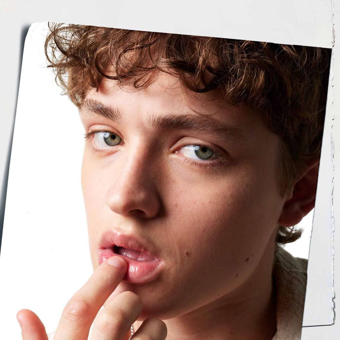 Lip Balm #1 aplicandose en los labios, demostrando su efecto hidratante en la piel.