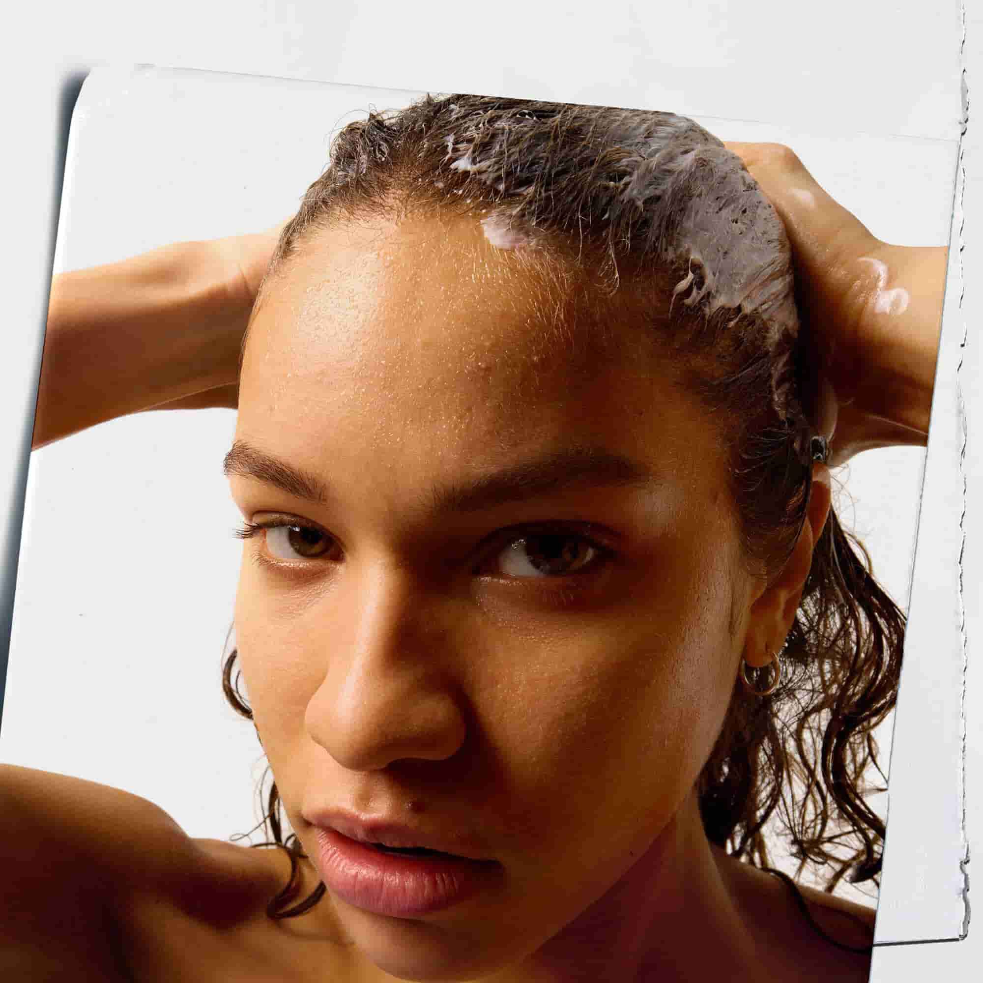 Modelo usando el acondicionador de aminoacidos de Kiehl's en su cabello