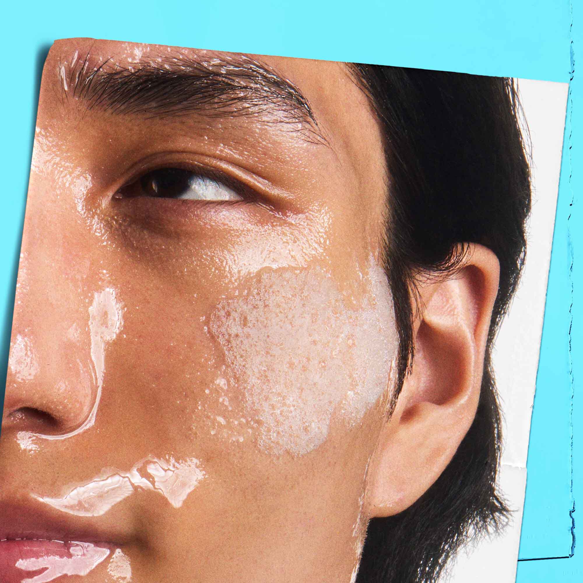 Ultra Facial Oil-Free Cleanser aplicandose sobre la piel.