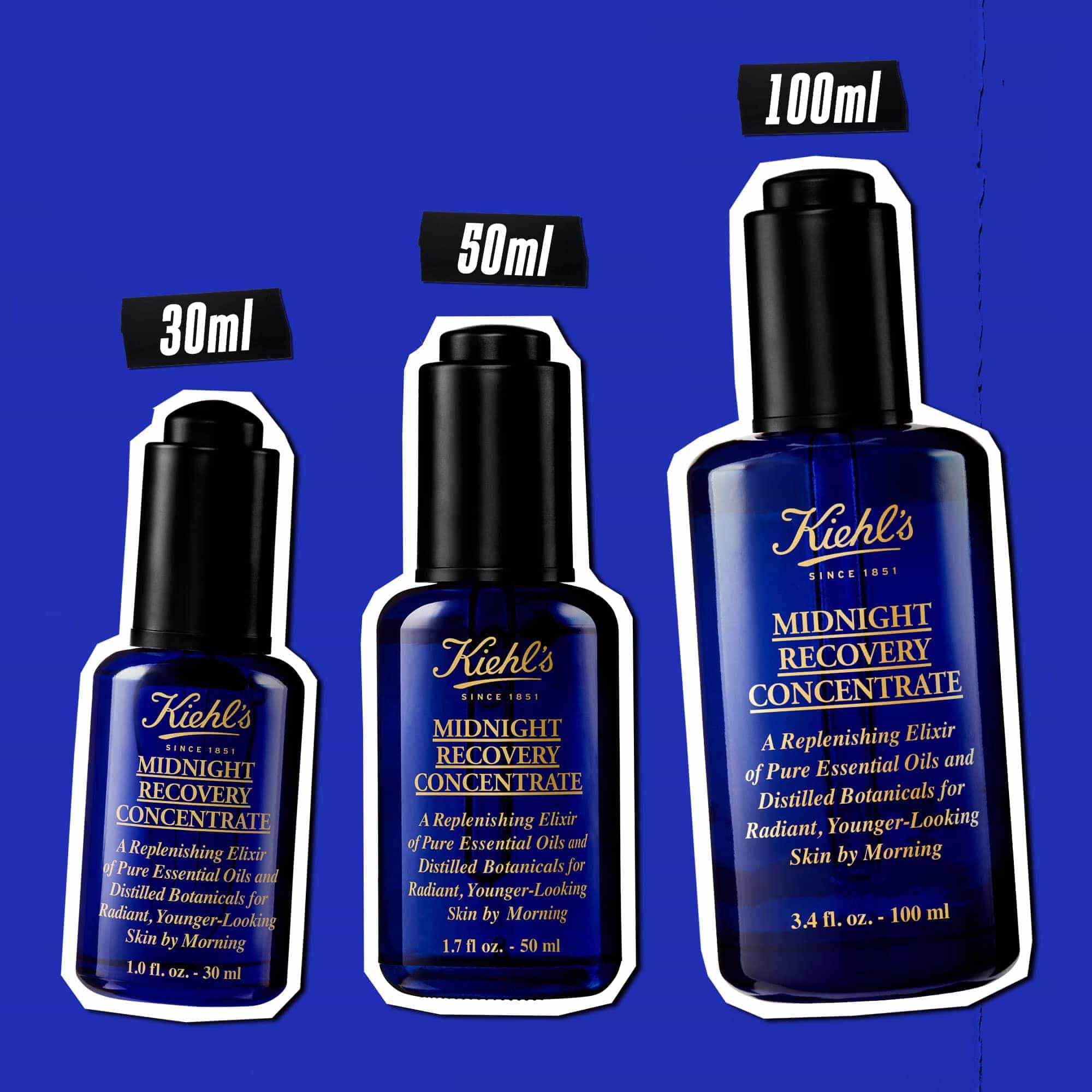 Tres botellas de aceite facial Midnight Recovery Concentrate en varios tamanos (30 ml, 50 ml, 100 ml) sobre fondo azul.