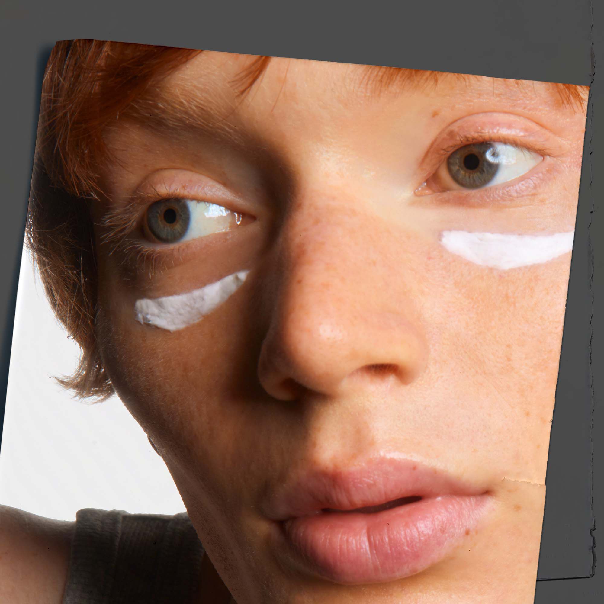 Primer plano de la piel que muestra la aplicacion de Kiehl's Age Defender Eye Repair.