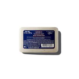 Una pastilla de 200 g de Kiehl's Ultimate Man Body Scrub Soap sobre fondo blanco.
