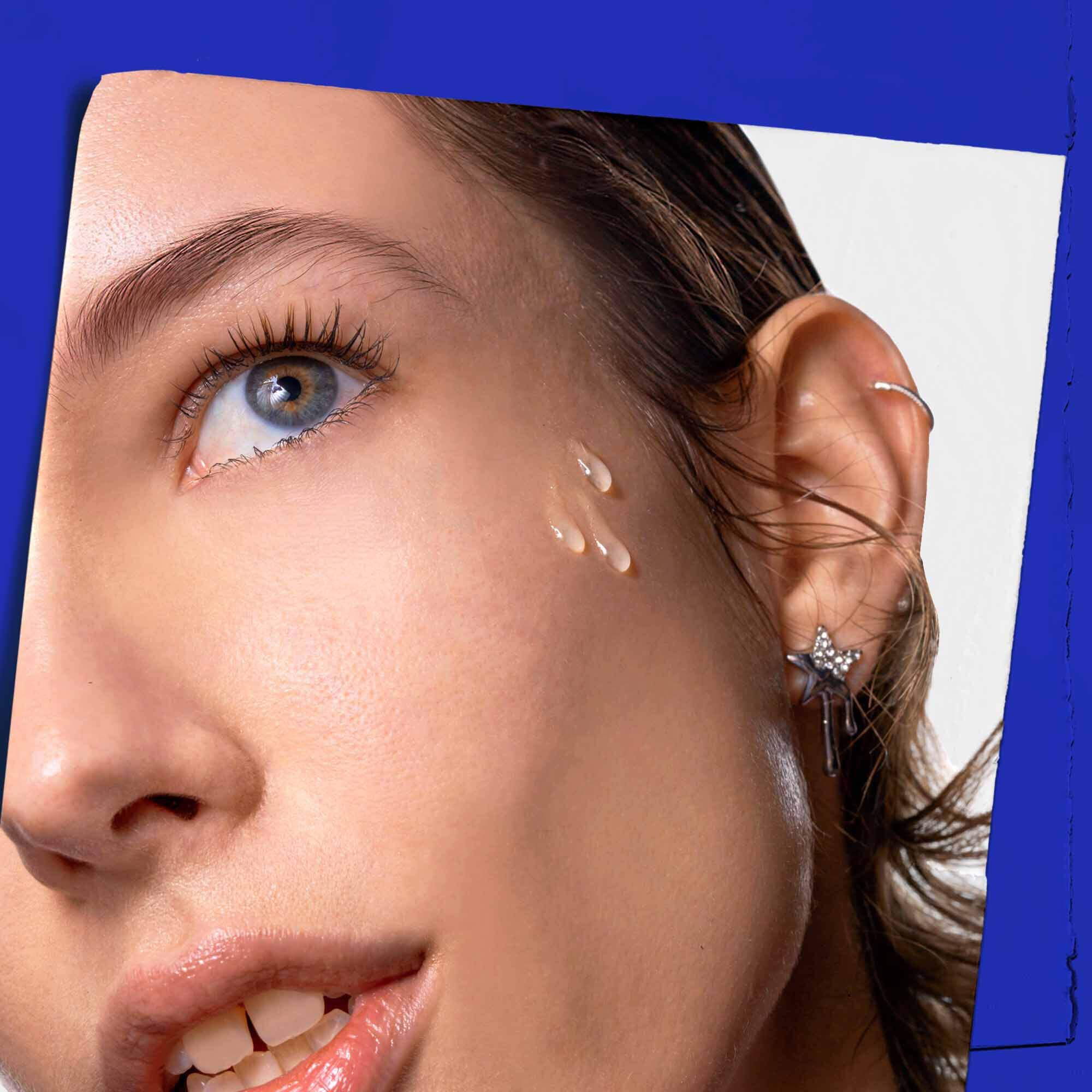 Aceite facial Midnight Recovery Concentrate aplicado sobre la piel.