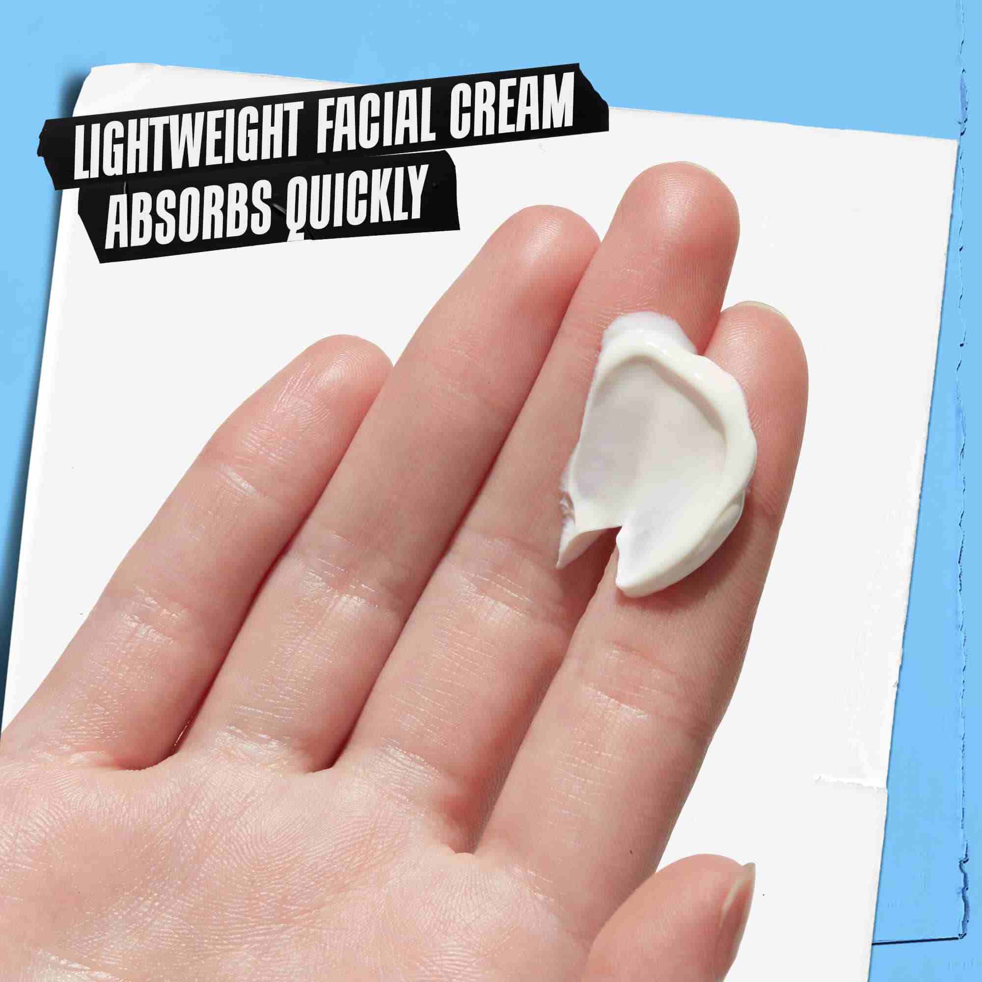 Una mano aplicando Ultra Facial Cream SPF 30 con la etiqueta "Crema facial ligera que se absorbe rapidamente."