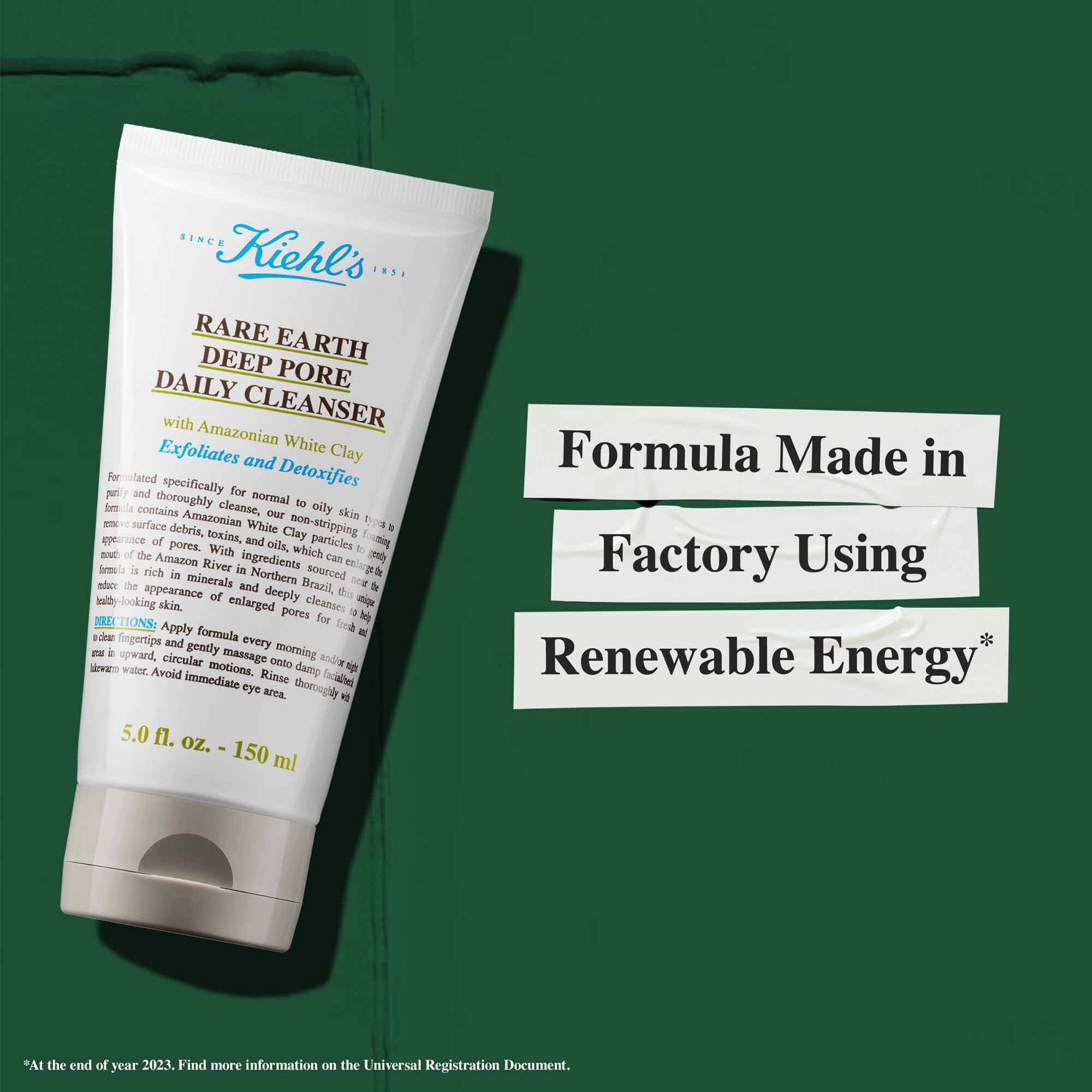 Un tubo de Rare Earth Deep Pore Daily Cleanser con el texto "Formula fabricada en una fabrica que utiliza energia renovable", destacando la sostenibilidad.