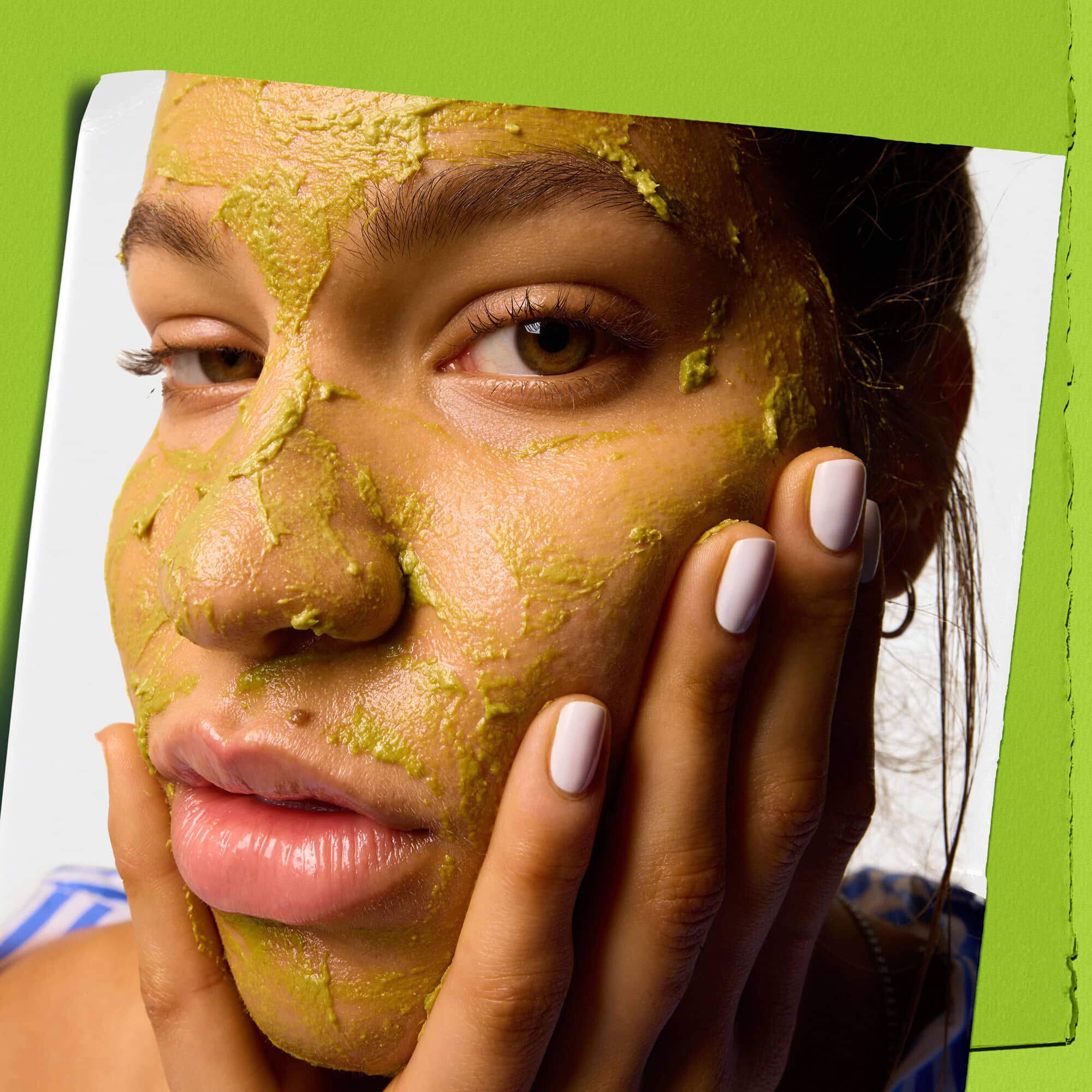 Modelo usando Kiehl's Avocado Nourishing Hydration Mask en la cara