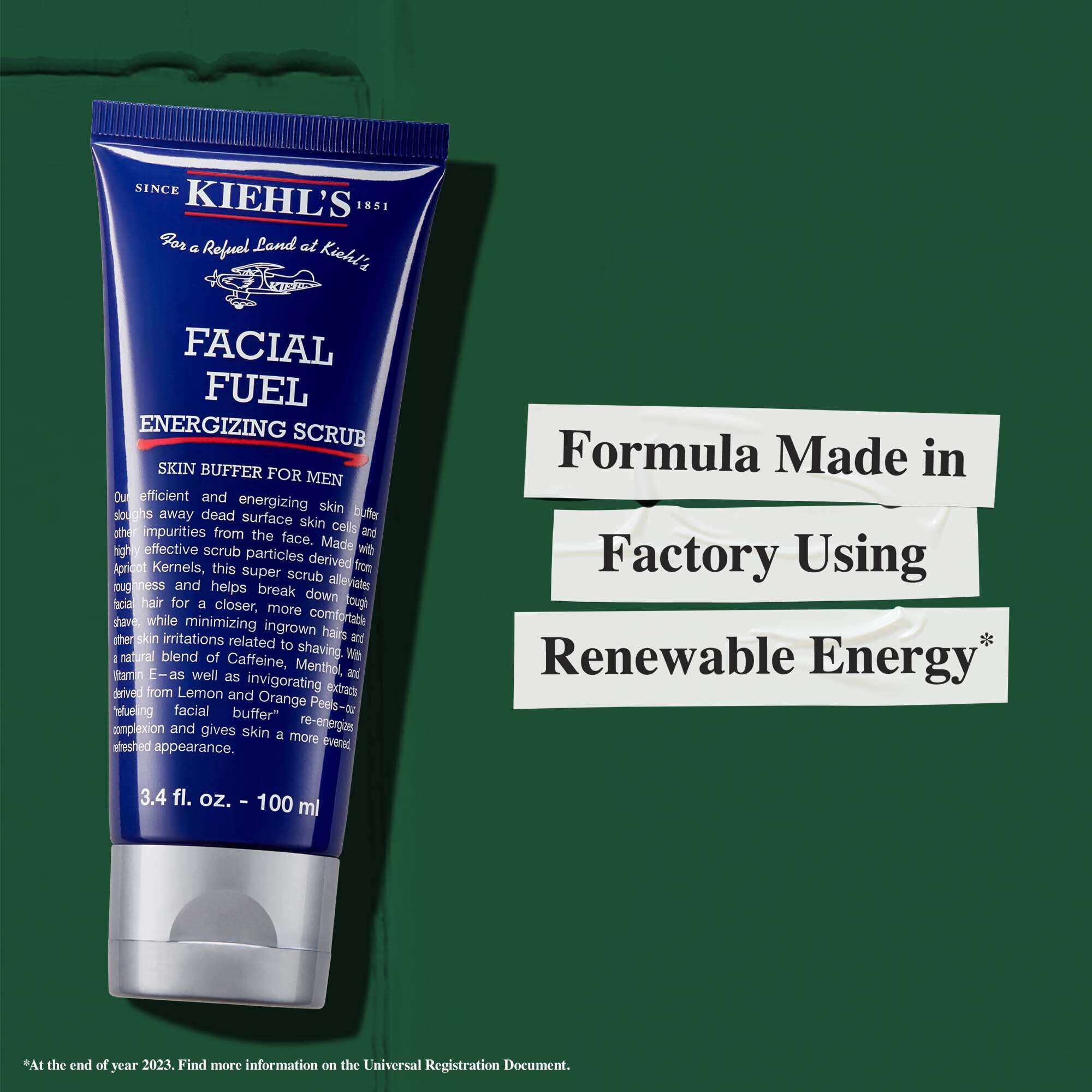 Tubo de Facial Fuel Energizing Scrub con texto que destaca la sostenibilidad: "Formula fabricada en una fabrica que utiliza energia renovable."