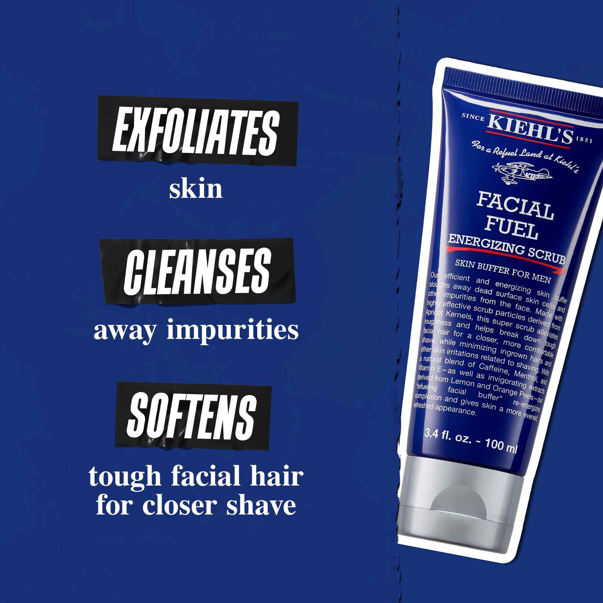 Tubo de Facial Fuel Energizing Scrub sobre un fondo azul oscuro. El texto dice: "Exfolia la piel, limpia las impurezas y suaviza el vello facial duro para un afeitado mas apurado."