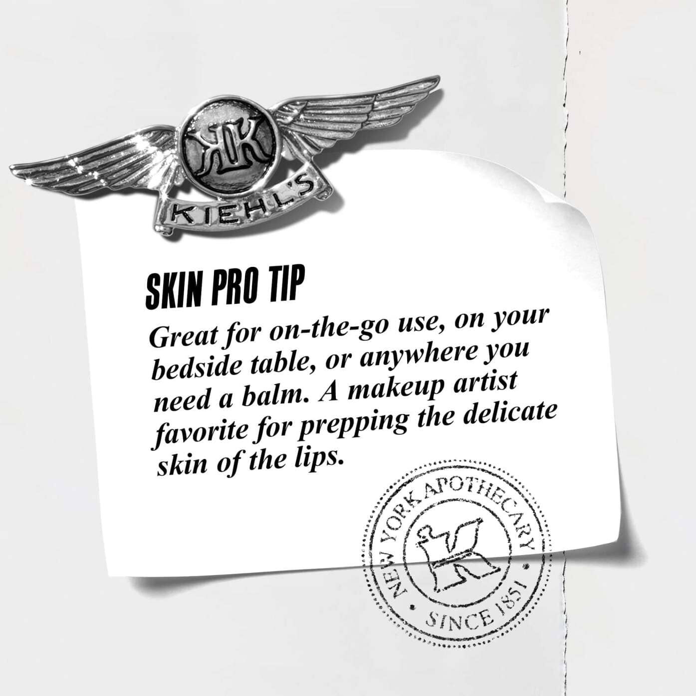 Un grafico con el texto: "Consejo profesional: Ideal para usar sobre la marcha, en la mesita de noche o donde necesites un balsamo. Favorito de los maquilladores para preparar la delicada piel de los labios".