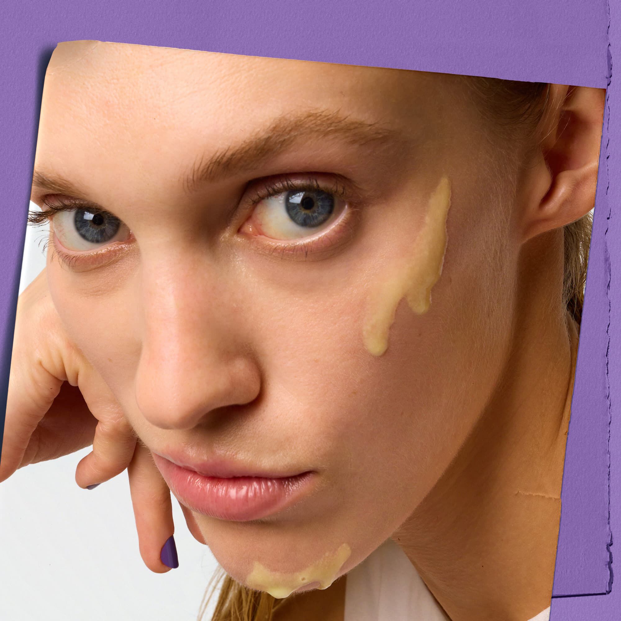 Modelo con una muestra del serum de noche reductor de arrugas Kiehl's Retinol Fast Release en la cara