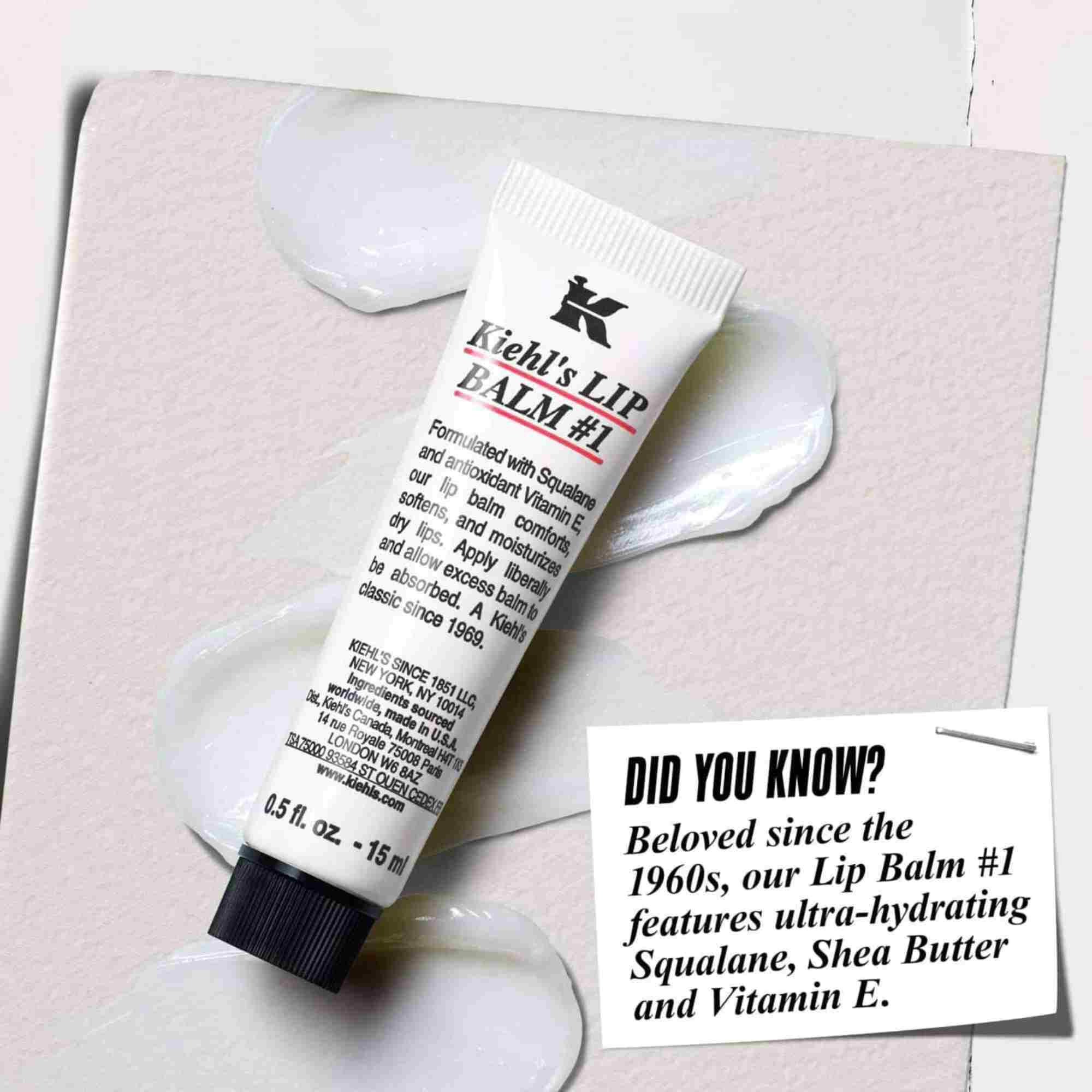 Un tubo de Lip Balm #1 sobre una superficie blanca con el texto: "¿Sabias que? Formulado con escualano, manteca de karite y vitamina E para unos labios hidratados y mas suaves".