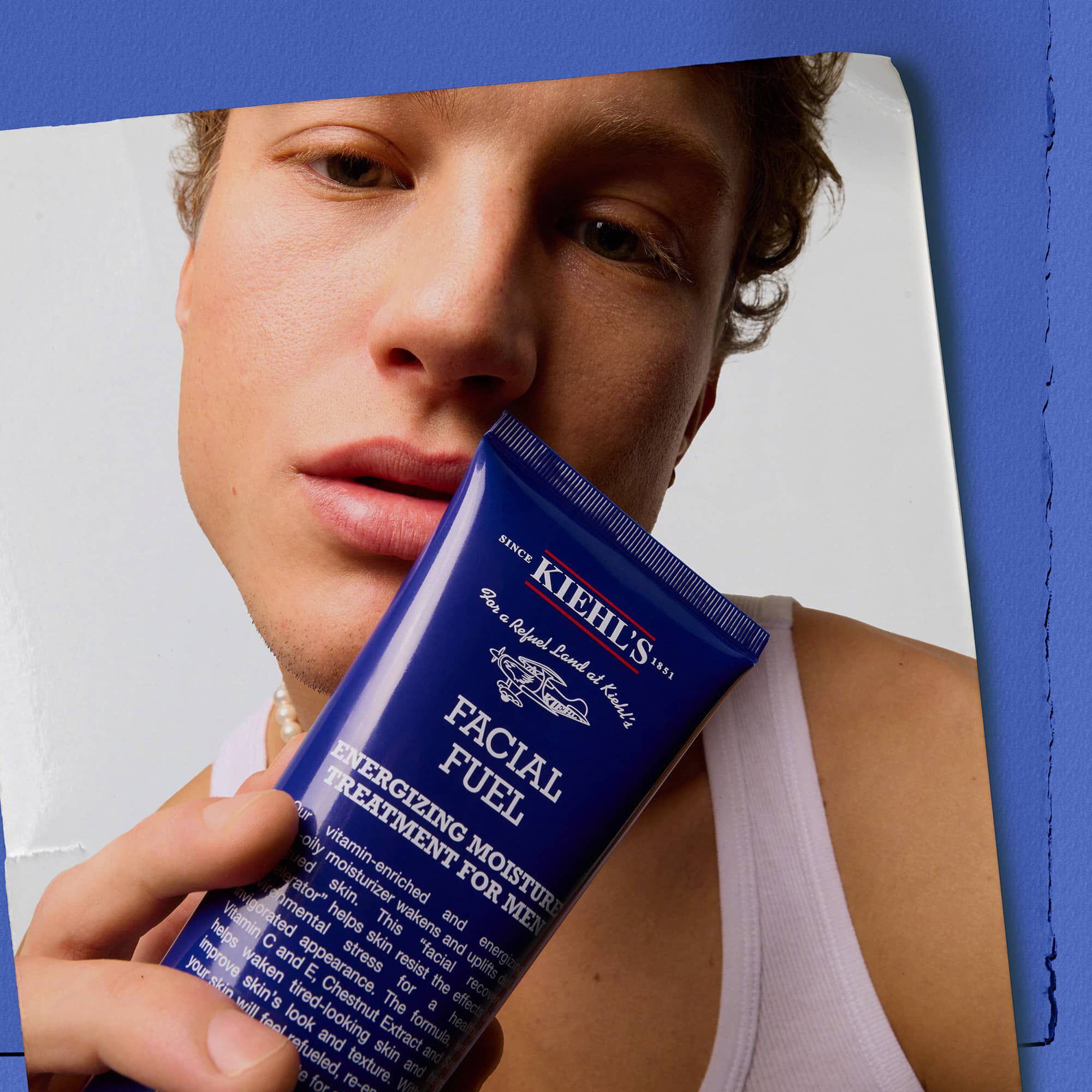 Modelo sosteniendo la hidratante facial Kiehl's Facial Fuel Energizing Moisture Treatment para hombre