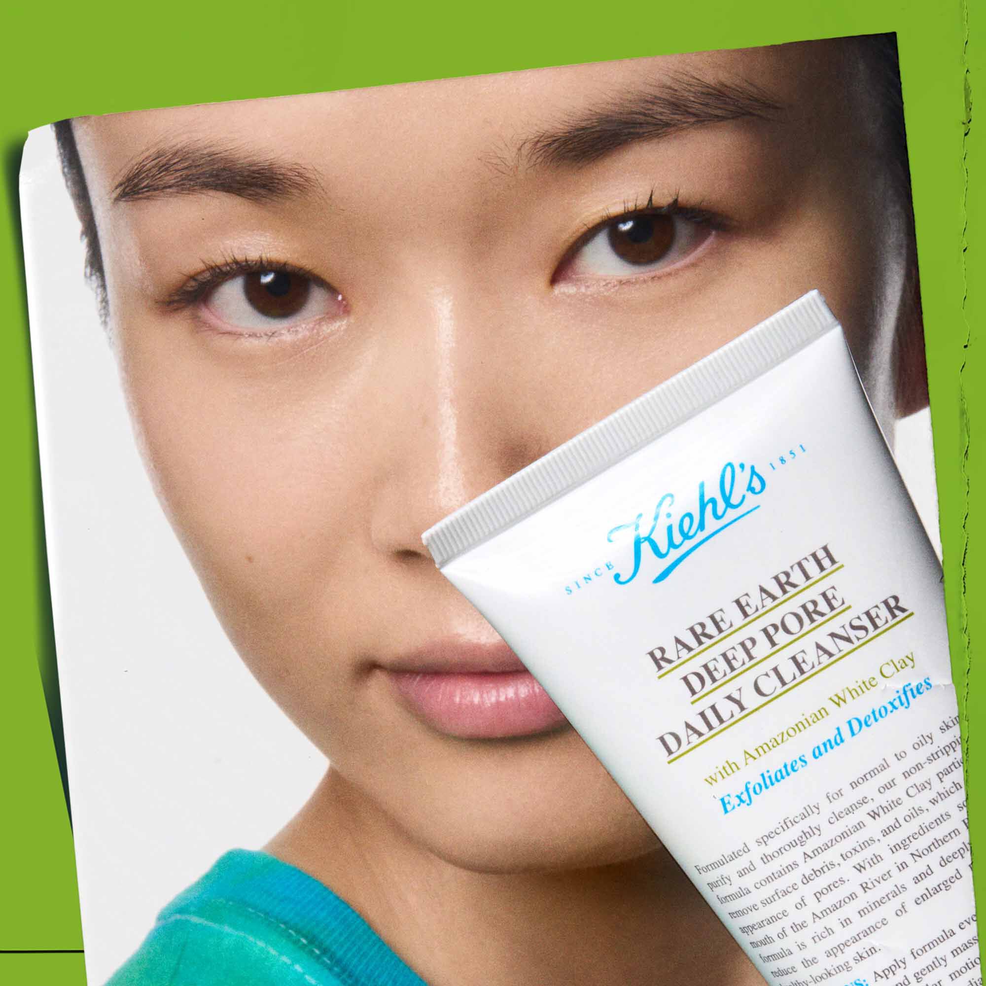 Una persona sosteniendo un tubo de Rare Earth Deep Pore Daily Cleanser, mostrando su uso.