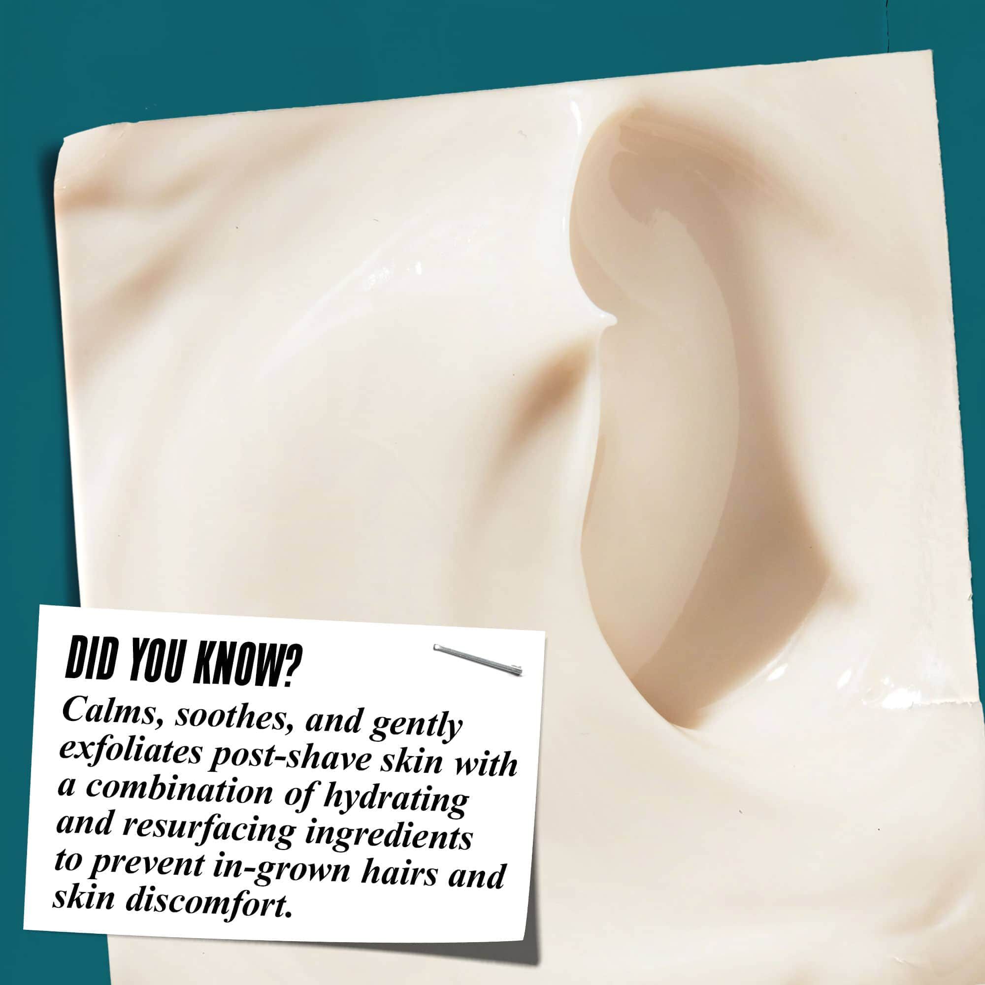 Primer plano de la textura de Close Shavers Squadron Smooth Glider Precision Shave Lotion. El texto dice "¿Sabias que...? Calma, alivia y exfolia suavemente la piel despues del afeitado con ingredientes hidratantes y rejuvenecedores para reducir los granitos y las molestias cutaneas."