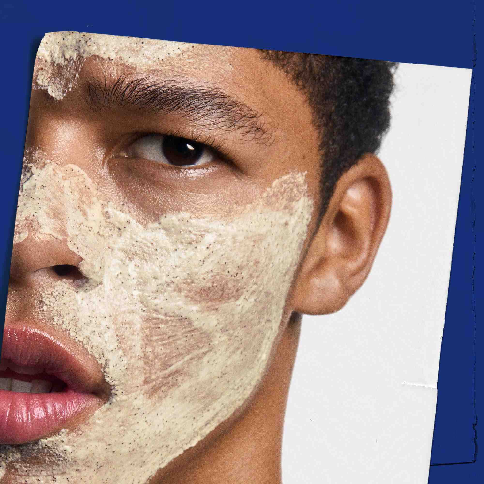 Facial Fuel Energizing Scrub aplicado en el rostro, demostrando su uso.